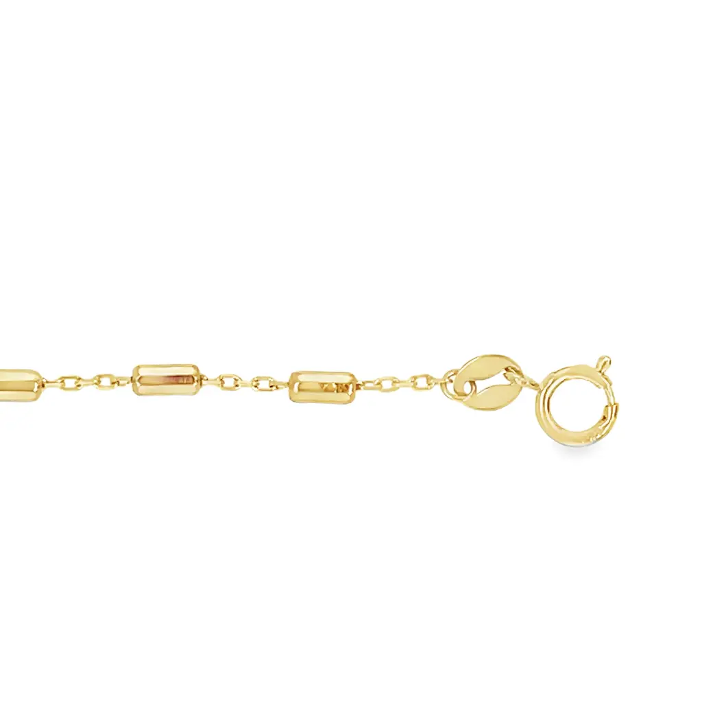 De gouden armband met ankerschakel en staafjes, modelnummer GA2365, is een elegante, armband gemaakt van 14-karaats geelgoud. Met een lengte van 19 cm schittert het prachtig dankzij de glanzende afwerking. Perfect voor zowel casual als formele gelegenheden, het accentueert elke look met zijn tijdloze elegantie.