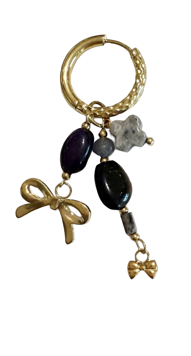 De Day & Eve Oorringen Winter Hoop E56474-2 zijn elegante creolen die elke outfit compleet maken. Deze prachtige sieraden voegen een stijlvolle touch toe aan zowel casual als formele looks. Draag deze creolen met opgestoken haar of een klassieke knot om de elegante details te accentueren. Perfect voor elke gelegenheid, van dagelijkse draagbaarheid tot speciale evenementen.