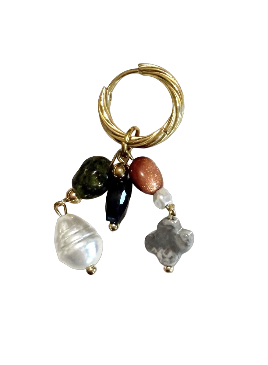 De Day & Eve Oorringen Winter Hoop E56472-2 zijn stijlvolle creoolse oorbellen die perfect zijn voor elke gelegenheid. Ze voegen een vleugje elegantie toe aan je uitstraling. Het beste te dragen met opgestoken haar of een korte kapsel voor een opvallend effect. Combineer met andere subtiele sieraden voor een verfijnde look. Perfect voor zowel dagelijks gebruik als speciale gelegenheden.