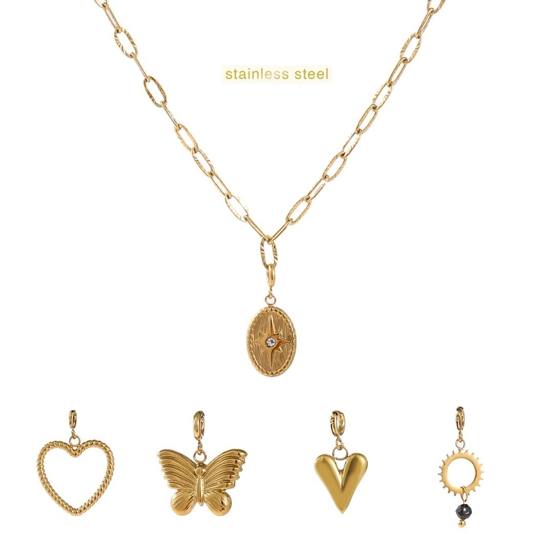 De Day & Eve Ketting + 5 Hangers NSET553-2 is een veelzijdige set sieraden van het type halsketting. Deze ketting, vergezeld door vijf verwisselbare hangers, biedt eindeloze mogelijkheden voor elke gelegenheid. Draag het als een statementstuk op een eenvoudige blouse of jurk om een elegante en verfijnde look te creëren. Perfect voor dagelijks gebruik of speciale evenementen.