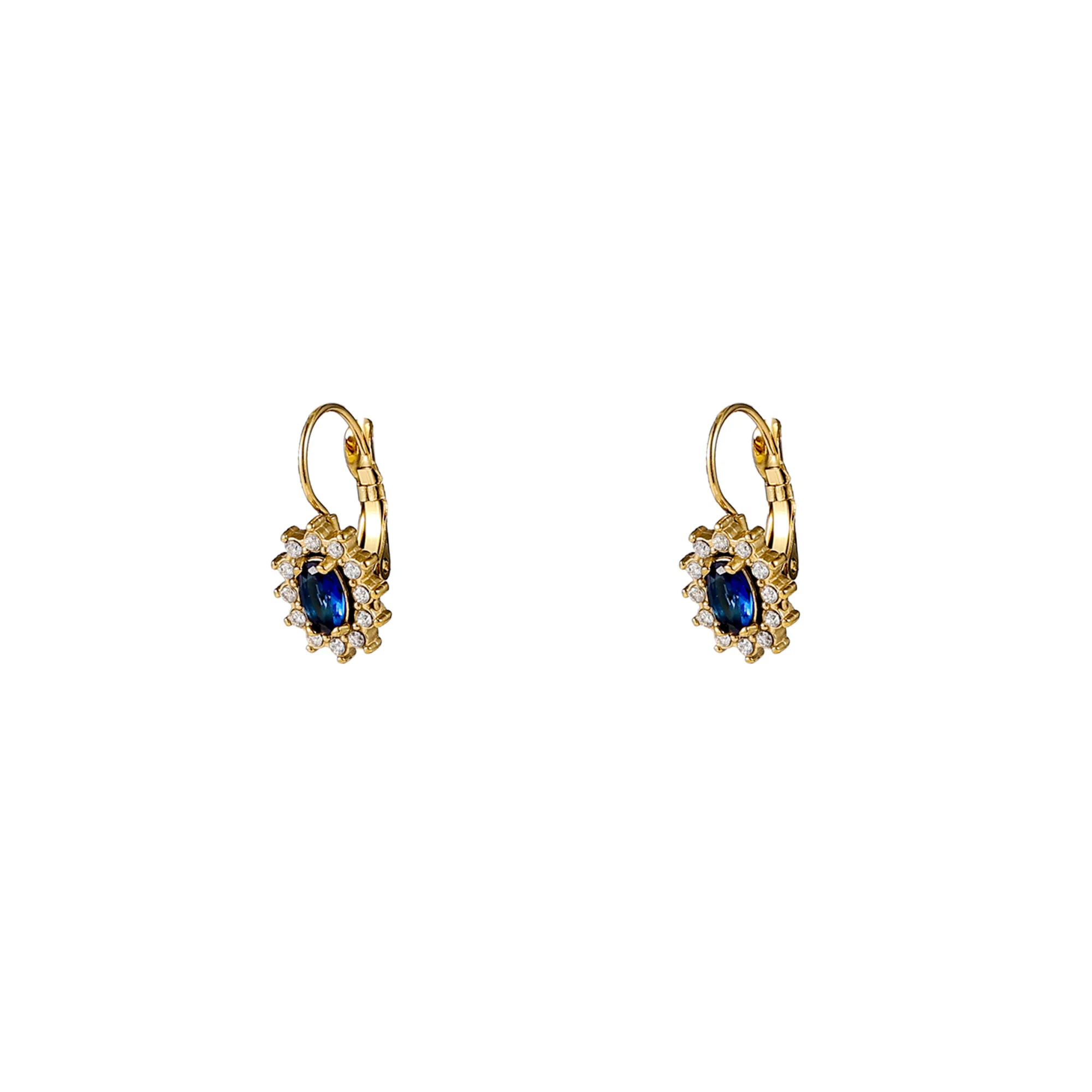 De Day & Eve oorbellen E56375-4 in goudkleur zijn prachtige hoepeloorbellen die elke look verfijnen. Deze elegante sieraden passen perfect bij zowel casual als formele outfits. Draag ze met opgestoken haar voor een verfijnde uitstraling, of laat je haar los voor een meer nonchalante look. Een veelzijdige must-have voor elke sieradencollectie.