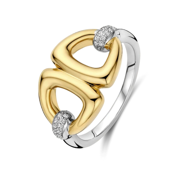 Beheers strakke elegantie met deze TI SENTO goudkleurig vergulde zilveren ring 12391ZY. Vervaardigd uit 925 sterling zilver, is de hoogglans ring afgewerkt in koel, spiegelend platinakleur, terwijl een gedurfd open-driehoekig ontwerp, verguld in stralend goudkleur, het middelpunt vormt. Twee platinakleurig vergulde kapjes, pavé-gezet met briljant witte cubic zirconia, houden de vorm op zijn plaats en voegen subtiele sprankeling en een verfijnd contrast van tonen toe. Draag de ring om een strakke outfit te accentueren, of laat hem een avondlook versterken met sculpturale flair. Volledig nikkelvrij en hypoallergeen, combineert dit sieraad galerieschittering met huidvriendelijk comfort waarop je kunt vertrouwen.