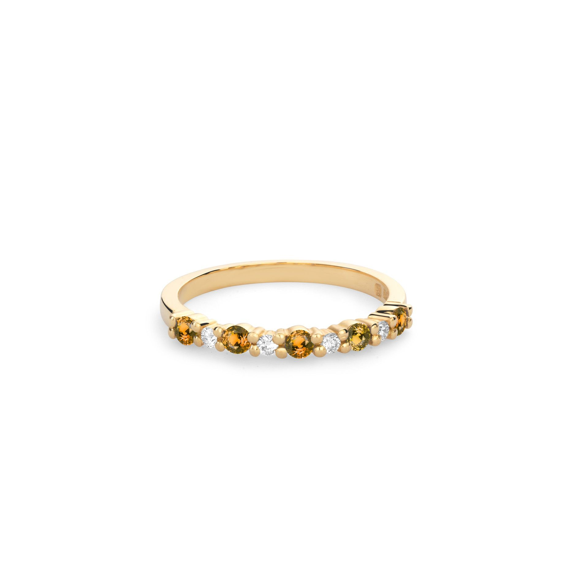 Ring Pasha is een variant op een klassieke alliance ring, diamantjes worden afgewisseld door 5 saffiertjes. Ook verkrijgbaar in geheel diamant.
 dit is een heerlijke ring om mee te combineren, natuurlijk ook prima solo te dragen.

Leverbare goudkleuren: 18kts geel, wit en roségoud.

Alle R&C sieraden worden handgemaakt van verantwoord en 100% gerecycled goud.