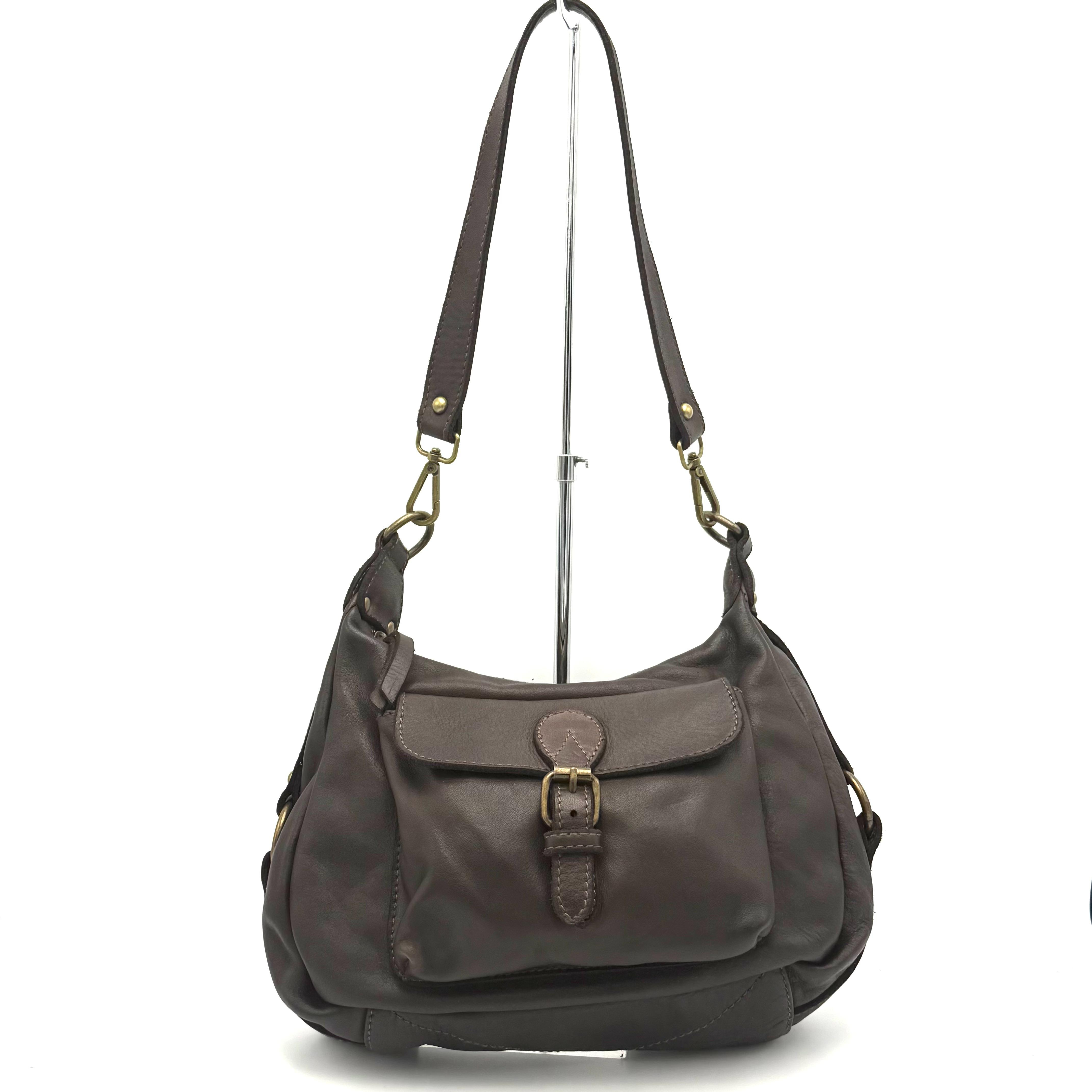 Leren Tas van Gewassen Leer – Eigen Import – Praktisch & Stijlvol

Deze stijlvolle tas is gemaakt van soepel en duurzaam gewassen leer en komt uit onze eigen import. De tas is ontworpen met oog voor detail en praktisch gebruik, en is daardoor ideaal voor dagelijks gebruik.

Materiaal: 100% gewassen leer – soepel en robuust

Sluitingen: Ritssluiting aan de bovenzijde (toprits) + extra achterrits

Indeling:

1 ruim hoofdvak

1 binnenvak met ritssluiting

1 open steekvak

1 voorvak met ritssluiting

Draagopties:

Korte, afneembare handriem

Lange, afneembare én verstelbare schouderband – draag als schoudertas of crossbody

Uniek kenmerk: Eigen import – originele, beperkte collectie uit Italië

Deze leren tas met veel vakken is een perfecte combinatie van luxe, comfort en functionaliteit.