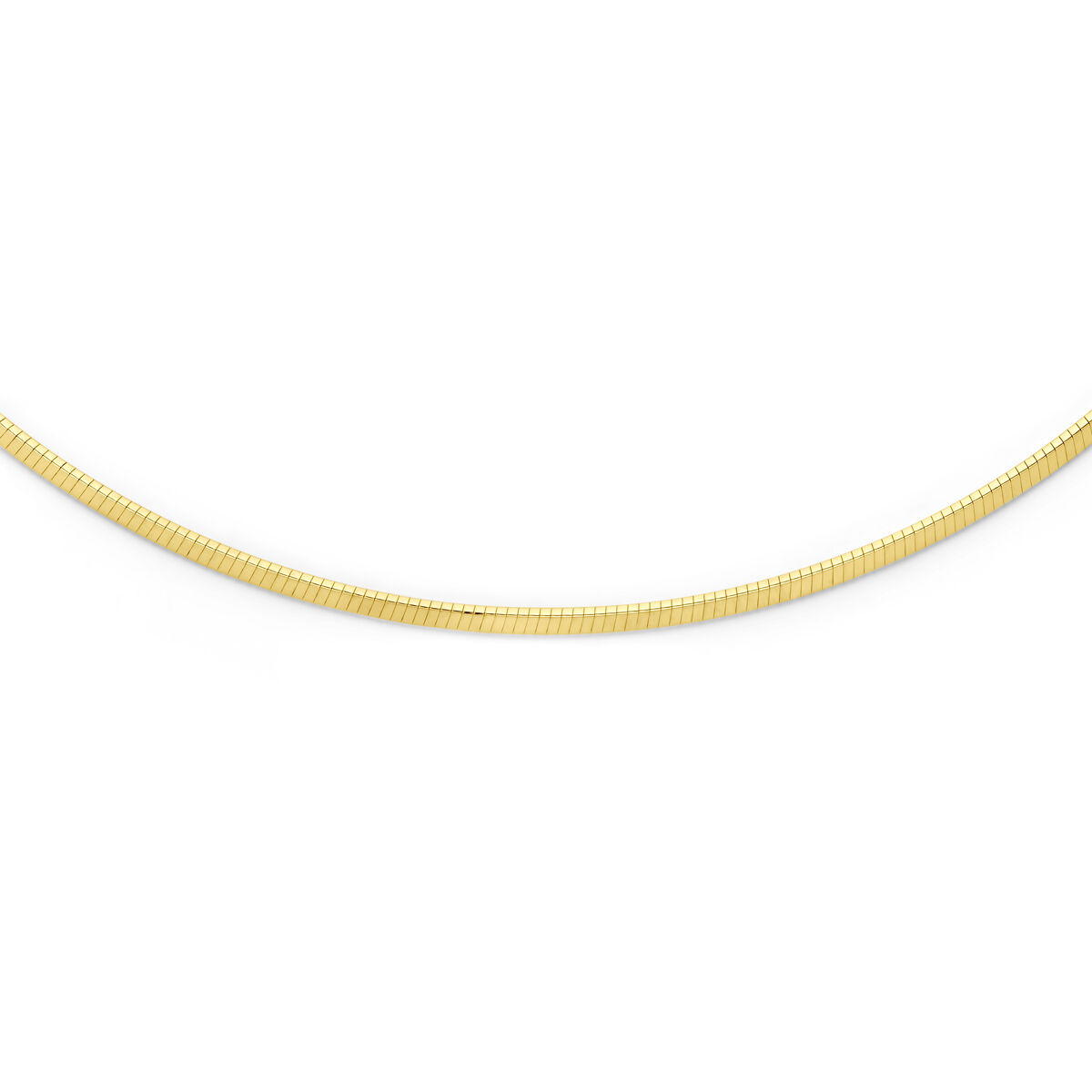 14k Geelgouden collier met een platte omega schakel van 3 mm. Het collier heeft een draaglengte van 45cm en is uitgevoerd met karabijnsluiting. Voorkant is geelgoud, achterkant is witgoud,dus draagbaar als geel of witgoud.
