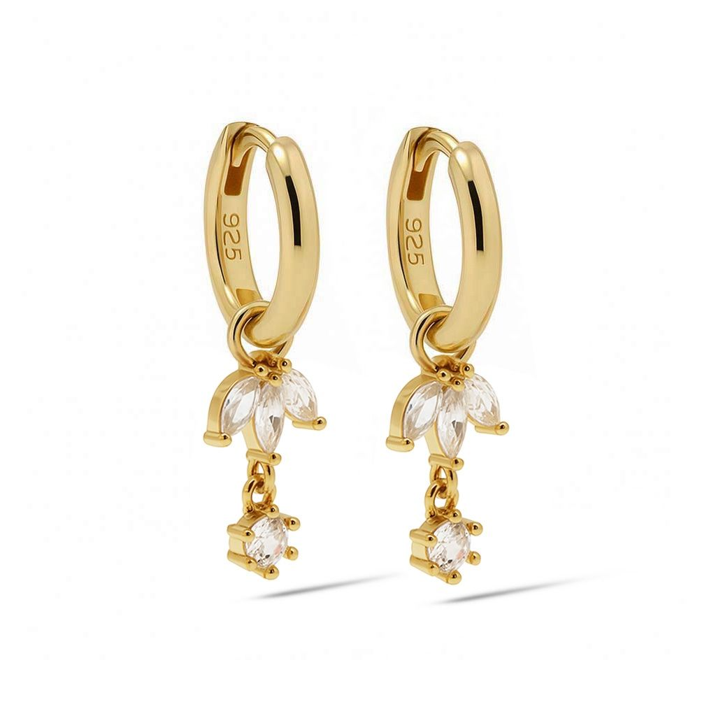 De Karma Hinged Hoops HASSA Goldplated, modelnummer KAR-A176GP, zijn stijlvolle creolen van een ongeïdentificeerd merk. Deze fraai vervaardigde oorbellen zijn perfect om een elegante touch aan iedere outfit toe te voegen. Draag ze met opgestoken haar of een chique avondjurk om hun glanzende gouden uitstraling optimaal te laten uitkomen. 