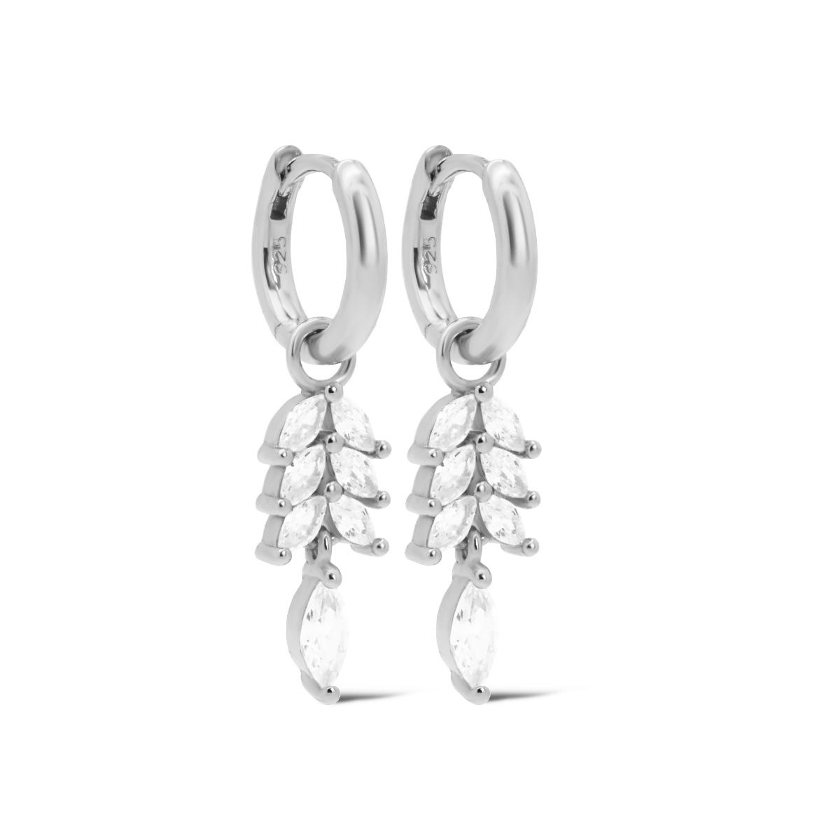 De Karma Hinged Hoops CLEO Feather Silver, modelnummer KAR-A169S, zijn verfijnde creolen van zilver. De oorbellen hebben een uniek verenontwerp dat elegantie toevoegt aan elke look. Beste manier om te dragen: combineer met een eenvoudig zilveren ketting en een elegant updo kapsel voor een tijdloze uitstraling. Perfect voor dagelijkse styling of speciale gelegenheden.