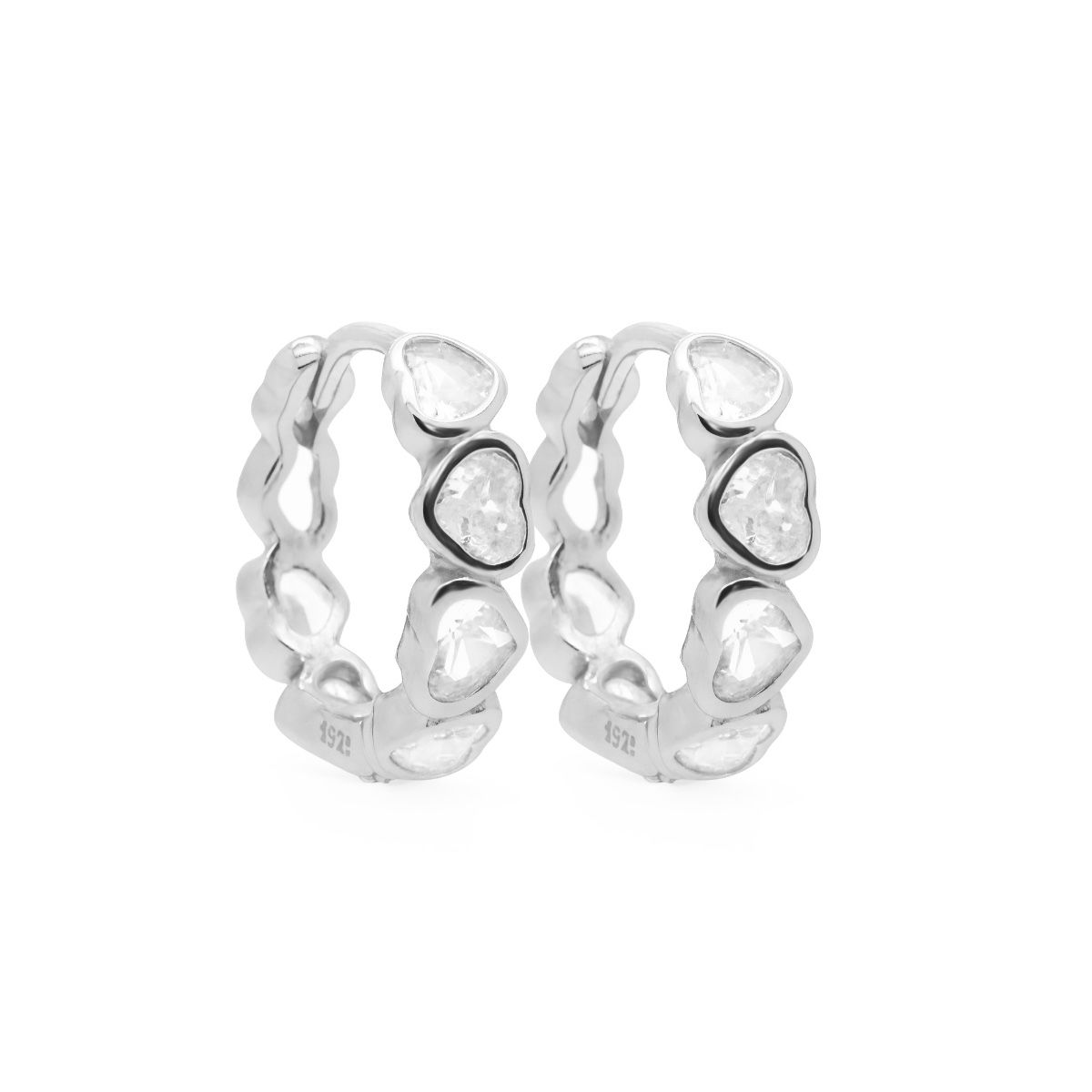 De Karma Hinged Hoops MUSE Heart 13MM Silver, modelnummer KAR-H678S, zijn verfijnde creolen van zilver met een hartvormig detail. Perfect voor dagelijks gebruik om een vleugje elegantie toe te voegen aan elke outfit. Draag ze met opgestoken haar voor een stijlvolle uitstraling of combineer met andere zilveren sieraden voor een complete look. 
