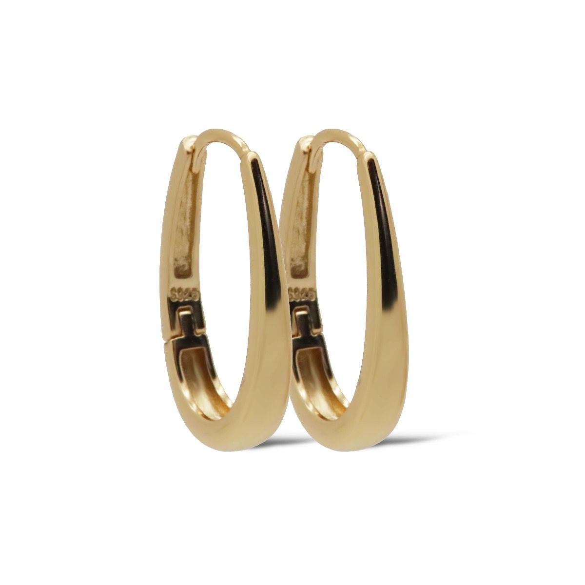 De Karma Plain Hinged Hoops NIVA 20MM Goldplated (modelnummer KAR-H586GP) zijn stijlvolle creolen met een tijdloze uitstraling. Deze vergulde oorbellen zijn een perfecte aanvulling op elke outfit. Draag ze zowel casual als chique voor een elegante finishing touch. Ze zijn veelzijdig en perfect voor dagelijks gebruik of speciale gelegenheden. Voeg ze toe aan je sieradencollectie voor een verfijnde look.