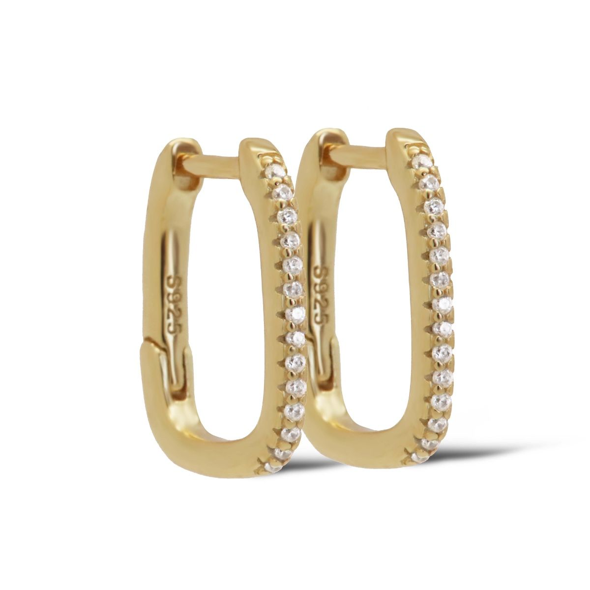 De Hinged Hoops YLSA Square 17MM Goldplated, modelnummer KAR-H618GP, zijn stijlvolle creolen oorbellen. Deze gouden oorringen stralen elegantie uit en zijn veelzijdig te combineren met zowel casual als chique outfits. Perfect om een subtiele, maar verfijnde look te creëren voor elke gelegenheid. Draag ze in combinatie met andere gouden sieraden voor een complete uitstraling.