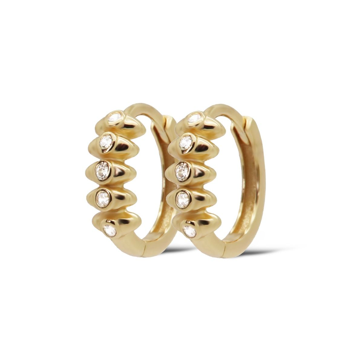 De Karma Hinged Hoops FIANN Zirconia 13MM Goldplated (modelnummer KAR-H605GP) hebben sprankelende zirconia-stenen en een elegante goudkleurige afwerking. Deze creolen zijn perfect voor een verfijnde, moderne look. Draag ze met opgestoken haar voor maximale impact of combineer met andere oorbellen voor een trendy, gelaagde uitstraling. Ideaal voor dagelijkse elegantie of speciale gelegenheden.