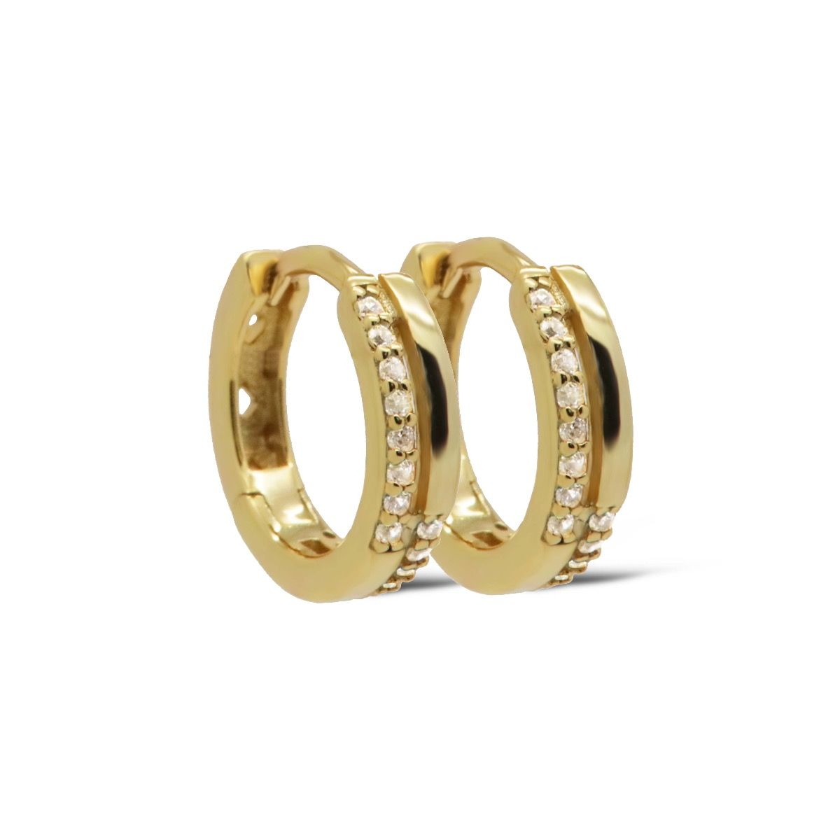 De Karma Hinged Hoops YILS Zirconia 12MM Goldplated, modelnummer KAR-H592GP, zijn prachtige creool oorbellen versierd met schitterende zirconia's. Deze vergulde sieraden voegen een vleugje elegantie toe aan elke outfit. Draag ze bij zowel casual als formele gelegenheden voor een verfijnde look. Perfect te combineren met andere gouden sieraden voor een stijlvolle uitstraling.