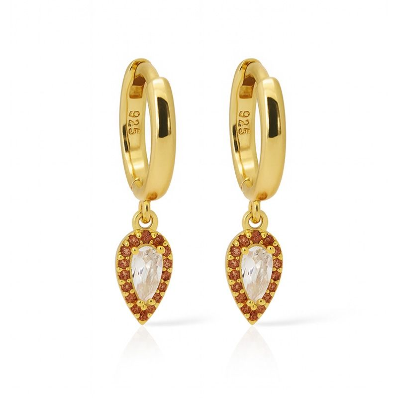 De Karma Hinged Hoops AYA Drop Wine Red Goldplated, modelnummer KAR-A191GP-WR, zijn stijlvolle creolen van goud. Deze juwelen hebben een wijndrode afwerking, perfect voor een verfijnde uitstraling. Combineer ze met een elegante avondjurk of een chique dagelijkse outfit voor een vleugje luxe en verfijning. Ideaal voor zowel formele als informele gelegenheden.