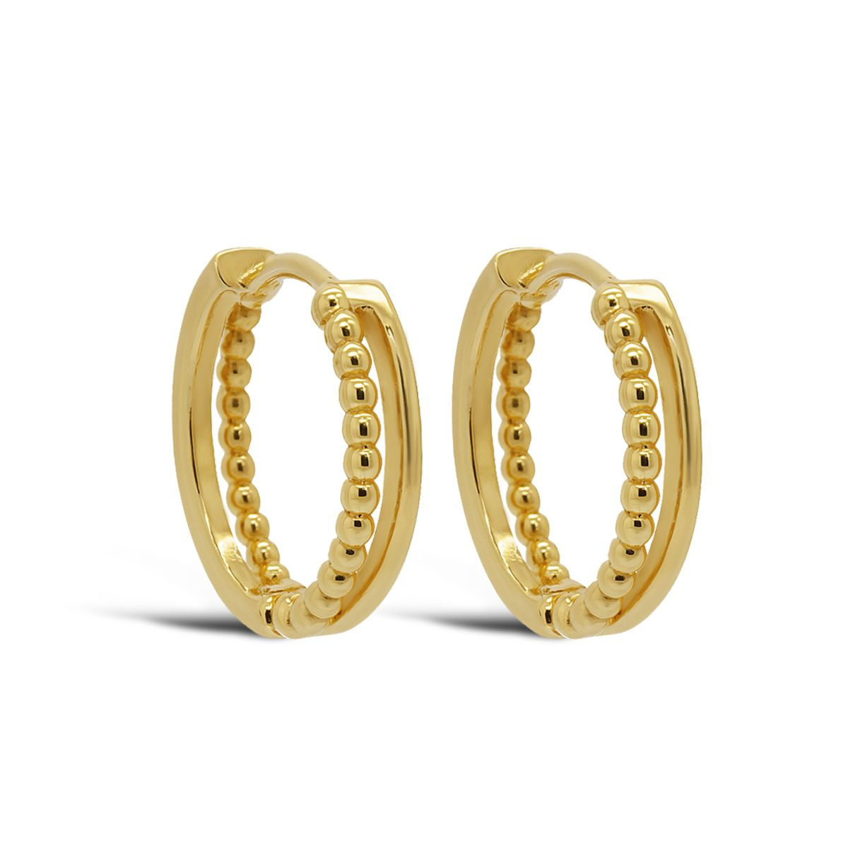 De Karma Plain Hinged Hoops ROSY Dots 16MM Goldplated, modelnummer KAR-H675GP, zijn prachtige creolen. Deze gouden oorbellen zijn perfect voor een chique en elegante uitstraling. Draag ze als statement piece bij een casual outfit of combineer met andere gouden sieraden voor een feestelijke look. 