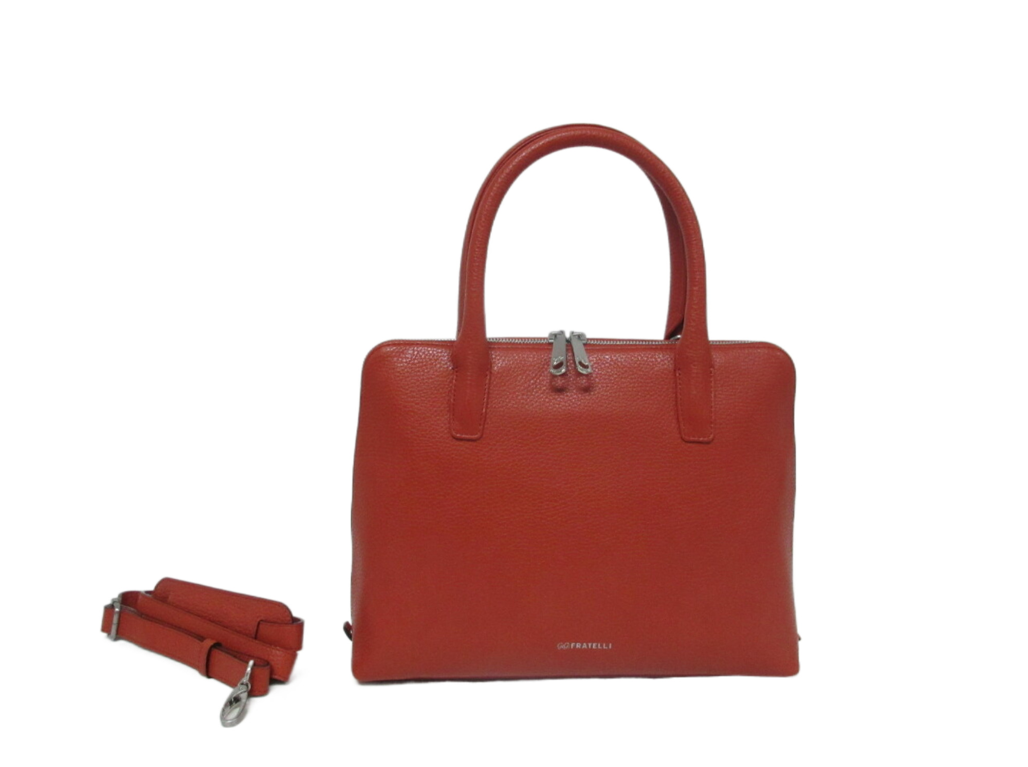 Gigi Fratelli Damestas – Elegant & Functioneel voor Elke Gelegenheid

Deze stijlvolle damestas van Gigi Fratelli is de perfecte keuze voor zowel dagelijks gebruik als een speciale gelegenheid. Dankzij het tijdloze ontwerp en de hoogwaardige afwerking past deze tas moeiteloos bij elke outfit.

Draag de tas elegant in de hand of comfortabel crossbody met de afneem- en verstelbare schouderriem – ideaal voor vrouwen die houden van flexibiliteit en stijl.

Slim en ruim ingedeeld:

De tas is voorzien van een doordachte binnenkant, zodat je al je essentials overzichtelijk kunt opbergen:

Ruim steekvak – ideaal voor een notitieboekje of make-up etui

Ritsvak – veilig voor persoonlijke items

Twee kleinere steekvakken – handig voor je telefoon en pasjes

Tussenvak met rits – voor extra organisatie

Keykoord – je sleutels altijd binnen handbereik

Afmetingen:

Hoogte: 24 cm

Breedte: 30 cm

Diepte: 9 cm

Deze Gigi Fratelli tas combineert elegantie met praktisch gebruiksgemak. Een echte must-have voor de moderne vrouw die houdt van stijl én organisatie.