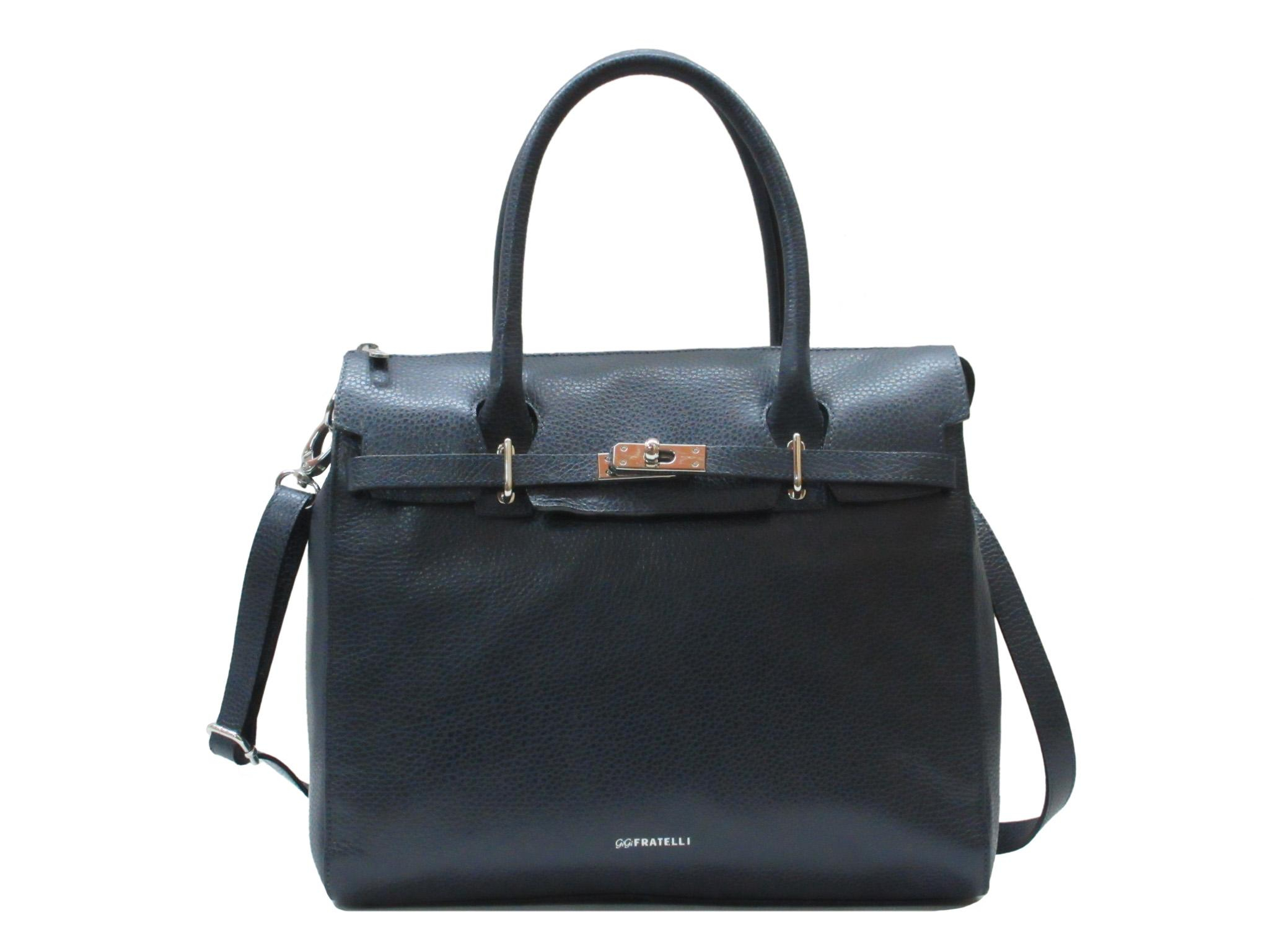 Gigi Fratelli Handtas – Elegant, Ruim & Slim Ontworpen

Deze luxe Gigi Fratelli handtas is ontworpen voor de moderne vrouw die stijl wil combineren met praktisch gebruiksgemak. Dankzij de afneembare en verstelbare schouderriem draag je deze tas comfortabel crossbody of elegant in de hand met de twee stevige handgrepen.

De toprits opent extra ruim, zodat je gemakkelijk bij al je spullen kunt. De binnen- én buitenkant zijn slim ingedeeld met oog voor veiligheid, comfort én mode.

Indeling binnenzijde:

Tussenvak met ritssluiting – scheidt je spullen overzichtelijk

Keykoord – sleutels altijd direct vindbaar

iPad-/telefoonvak – beschermt je devices tegen krassen

Twee open steekvakken – ideaal voor kleine essentials

Details buitenzijde:

Weggewerkte ritssluiting aan de achterkant – voorkomt beschadiging van je kleding

Twee stevige handgrepen – voor een klassieke draagstijl

Onderzijde voorzien van 4 beschermende pootjes – houdt je tas stabiel en schoon

Afmetingen:

Hoogte: 30 cm

Breedte: 33 cm

Diepte: 10 cm

Deze stijlvolle Gigi Fratelli tas is ideaal voor dagelijks gebruik, werk of een afspraak. Een combinatie van Italiaans design, Nederlandse functionaliteit en duurzame kwaliteit.