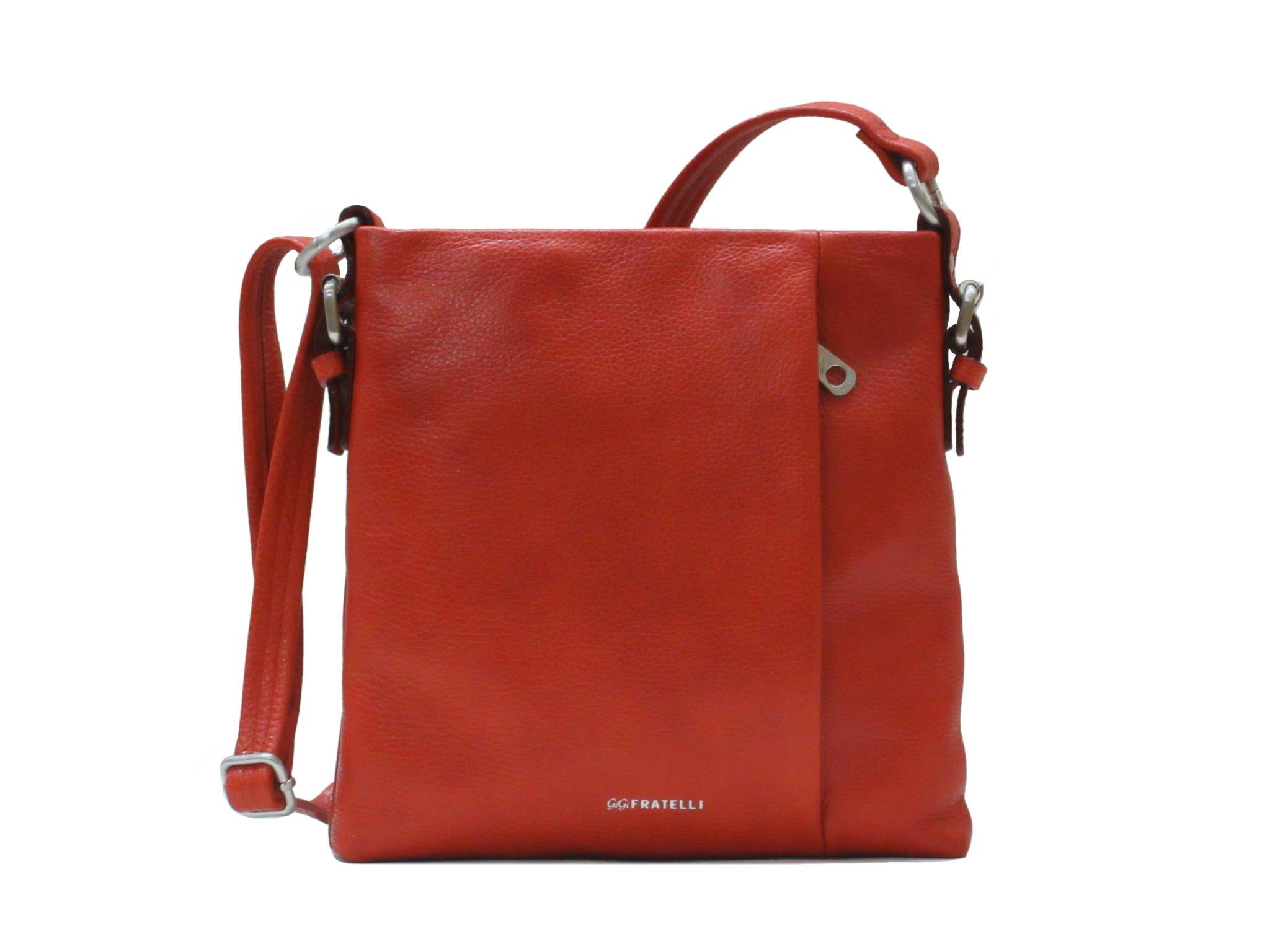 Gigi Fratelli Schoudertas – Compact, Stijlvol & Slim Ingericht

Deze elegante schoudertas van Gigi Fratelli is ontworpen voor dagelijks gemak en comfort. De tas is voorzien van een vaste lange, maar verstelbare schouderband, zodat je hem altijd op de gewenste lengte kunt dragen.

Met zowel aan de voor- als achterkant een extra ritsvak, heb je snel toegang tot je belangrijkste spullen. Onder de toprits bevindt zich het hoofdvak met een slimme indeling, zodat je alles netjes opbergt.

Indeling & functies:

Hoofdvak met ritssluiting – veilig en overzichtelijk

Sleutelkoord – je sleutels altijd snel bij de hand

Binnenvak met rits – voor waardevolle items

Steekvak – ideaal voor telefoon of pasjes

Ritsvakken aan voor- én achterzijde – extra opbergruimte en gemak

Verstelbare lange schouderband – draagcomfort op maat

Afmetingen:

Hoogte: 25 cm

Breedte: 24 cm

Diepte: 4 cm

Deze tas is compact, maar biedt verrassend veel ruimte en structuur. Perfect voor een georganiseerde dag onderweg, of het nu voor werk, een afspraak of een dagje uit is.