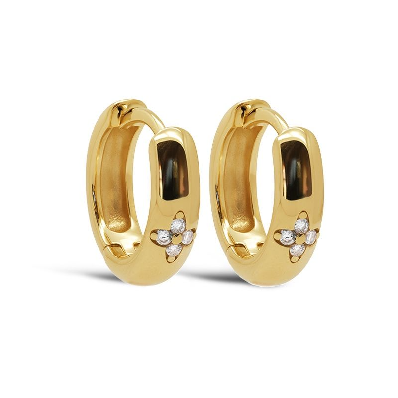 De Karma Hinged Hoops Zirconia FAYE 14MM Goldplated, model KAR-H705GP, zijn creolen oorbellen met sprankelende zirconia’s. Deze goudgeplateerde juwelen geven een elegante uitstraling aan elke outfit. Ze zijn perfect voor dagelijks gebruik of speciale gelegenheden. Combineer met andere gouden sieraden voor een chique look. Kwaliteit en stijl komen samen in deze tijdloze oorbellen.