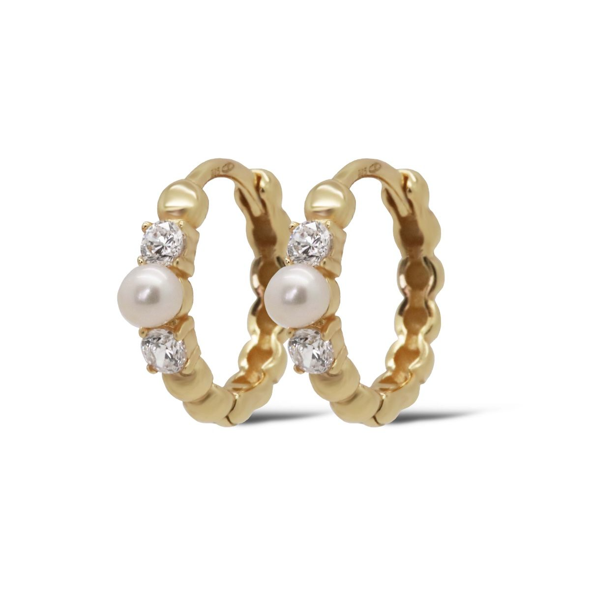 De Karma Hinged Hoops PHELIA Pearl 12MM Goldplated, modelnummer KAR-H608GP, zijn verfijnde creool oorbellen. Ze combineren een gouden afwerking met elegante parels voor een stijlvolle uitstraling. Draag deze oorbellen voor zowel formele aangelegenheden als casual uitstapjes voor een verfijnde look die elke outfit complimenteert. Perfect voor iedereen die houdt van een subtiele, maar luxueuze stijl.