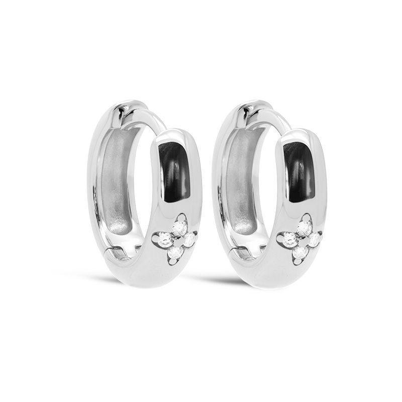 De Karma Hinged Hoops Zirconia FAYE 14MM Silver met modelnummer KAR-H705S combineert elegant design met functionaliteit. Deze creolen zijn bezet met fonkelende zirkonia's voor een luxe uitstraling. Ideaal voor dagelijkse draagbaarheid of speciale gelegenheden. Draag ze met opgestoken haar voor maximale impact. Voeg ze eenvoudig toe aan je collectie voor een tijdloze stijl.