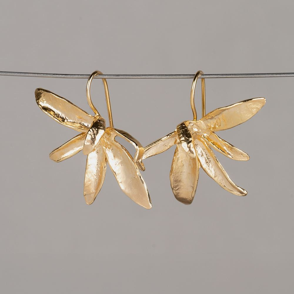 Oorbellen gemaakt van zilver verguld in de vorm van een bloem. Draag deze oorbellen met een mooi collier, een ring en armband voor een complete look!