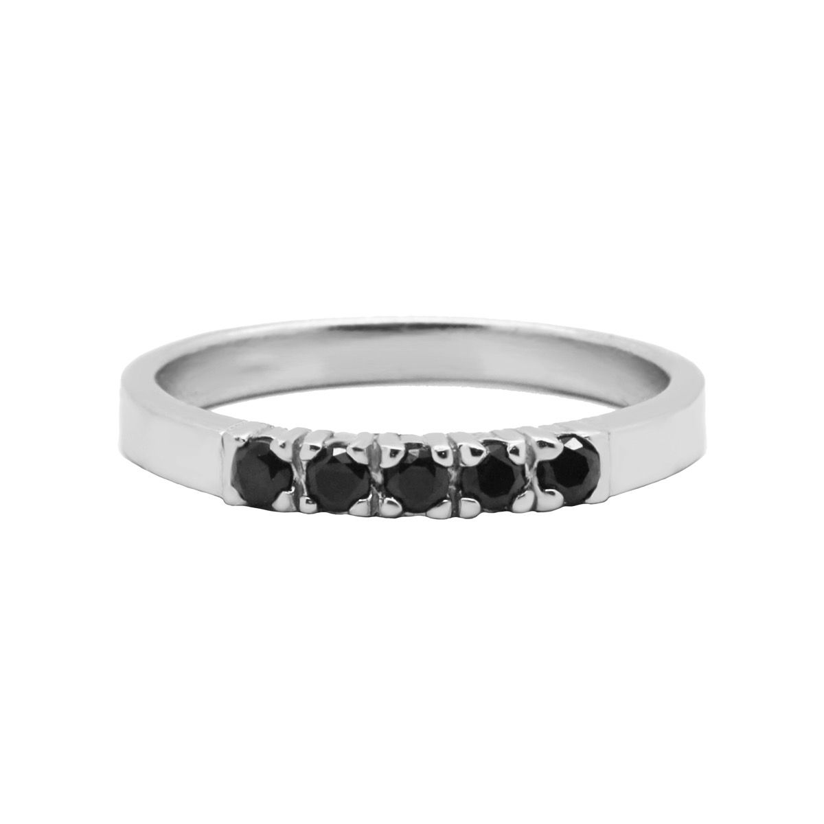 De Karma Ring 4 Black Zirconia Silver maat 58, modelnummer KAR-R022S58, is een elegante ring met zwarte zirkonia in een zilveren setting. Ideaal voor elke gelegenheid, deze ring voegt verfijnde stijl toe aan zowel casual als formele outfits. Draag hem solo voor een subtiele look of combineer met andere sieraden voor een opvallende stijl.