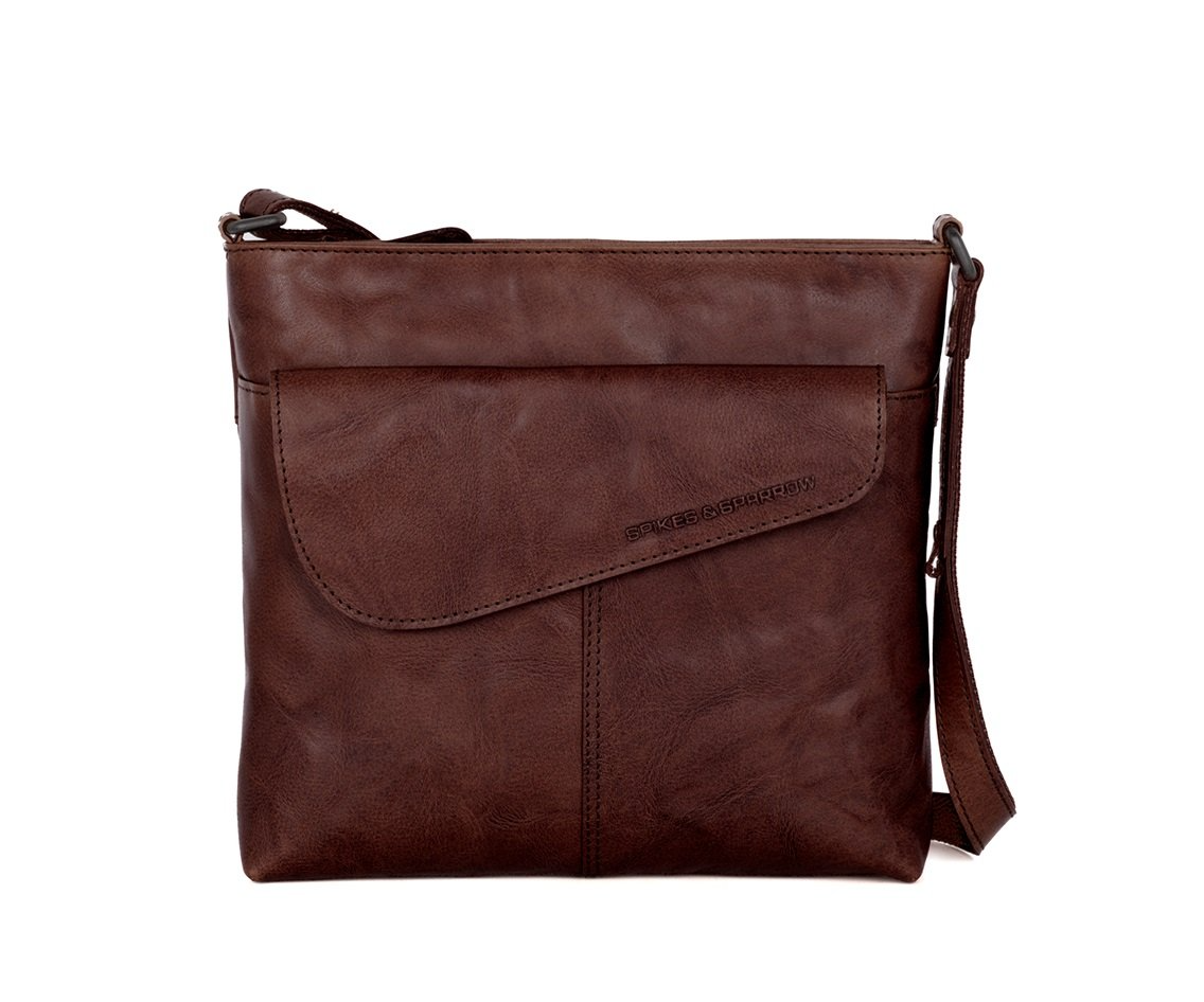 Spikes & Sparrow Schoudertas ‘Madoline’ – Bronco Leer 

De Spikes & Sparrow Madoline is een stijlvolle en compacte schoudertas uit de Autumn/Winter 2025 collectie. Gemaakt van karaktervol bronco leer, dat bekend staat om zijn stoere uitstraling, duurzaamheid en natuurlijke structuur.

Deze tas is perfect voor dagelijks gebruik en biedt voldoende ruimte voor je belangrijkste essentials. Dankzij de korte afneembare riem en de lange verstelbare schouderband kun je de tas op meerdere manieren dragen: als handtas, schoudertas of crossbody.

Kenmerken:

Modelnaam: Madoline

Materiaal: Bronco leer – robuust, soepel en tijdloos

Kleur: D. Brown

Afmetingen:

Hoogte: 23 cm

Breedte: 24 cm

Diepte: 5 cm

Indeling buitenkant:

Voorvak met steekvak – handig voor je telefoon of OV-kaart

Achtervak met ritssluiting – veilig en discreet

Korte afneembare handgreep – klassiek in de hand te dragen

Lange verstelbare en afneembare schouderriem – ideaal als crossbody

Indeling binnenkant:

Steekvak – voor kleine items zoals lippenbalsem of sleutels

Binnenvak met rits – voor je portemonnee of andere waardevolle spullen

De Madoline tas van Spikes & Sparrow is de perfecte keuze voor vrouwen die houden van een compact formaat, slimme opbergmogelijkheden en een stoere, leren uitstraling.