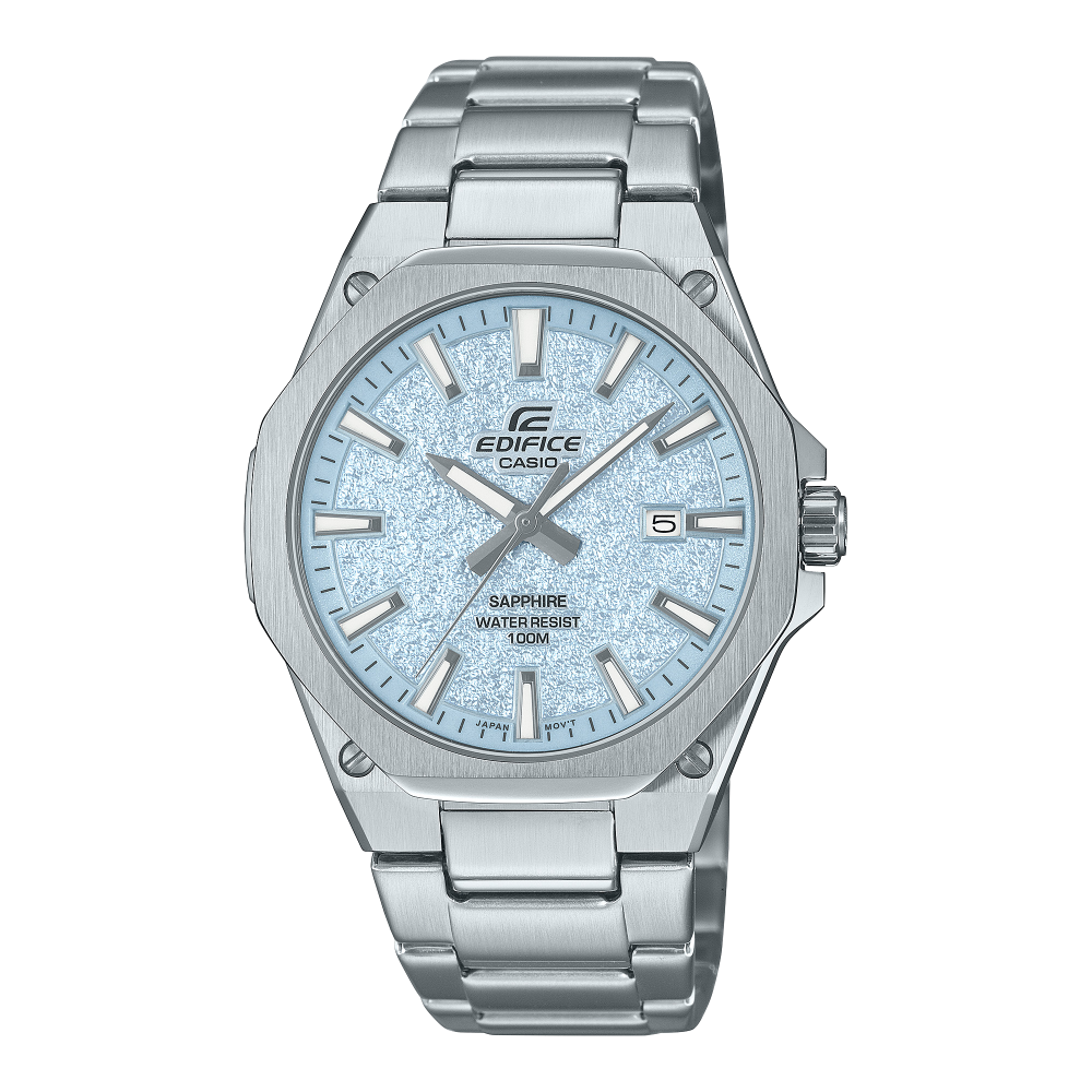 We introduceren de EDIFICE EFR-S108 serie met een slanker profiel voor meer comfort.

Deze horloges hebben een slanke kast van 7,8 mm, een platte achthoekige lunette en een klassieke analoge wijzerplaat met drie wijzers, en stralen een sportieve look en luxe uit. 

De EFR-S108DE verhoogt het raffinement nog meer met een unieke wijzerplaat met textuur.