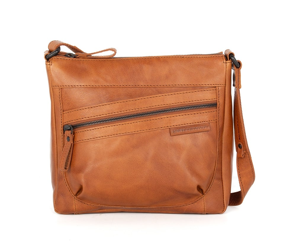 Spikes & Sparrow Crossbody Tas ‘Valerie’ – Brandy | Tijdloos Leerdesign

De Spikes & Sparrow Valerie is een elegante crossbody tas in de warme kleur Brandy, ontworpen voor vrouwen die houden van een stijlvol, tijdloos design met praktische details. Gemaakt van hoogwaardig bronco leer, dat bekendstaat om zijn soepele structuur en stoere uitstraling.

Dankzij de verstelbare schouderband kun je deze tas comfortabel dragen over de schouder of crossbody. De decoratieve gesp op de klep geeft de tas een trendy en karaktervolle look.

Kenmerken:

Modelnaam: Valerie

Materiaal: Echt leer (bronco leather)

Kleur: Brandy

Verstelbare schouderband – draag 'm zoals jij wilt

Stijlvolle gesp aan de voorzijde – met verborgen magnetische sluiting

Meerdere vakken – voor een georganiseerde indeling

Indeling:

Hoofdvak met ritssluiting onder de klep

Binnenin: ritsvak en steekvak

Achtervak met ritssluiting – veilig voor persoonlijke items

Voorkant onder de klep: extra steekvak

Afmetingen:

Hoogte: 25 cm

Breedte: 24 cm

Diepte: 11 cm

Deze leren crossbody tas is perfect voor dagelijks gebruik, werk, een citytrip of een avondje uit. De combinatie van functionaliteit en stijlvolle details maakt de Valerie tot een onmisbare accessoire in je garderobe.