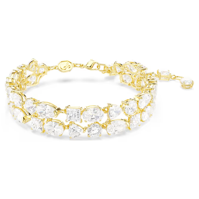 Maak deze bijzondere dubbelrijige armband een van de bepalende stukken van uw sieradencollectie. Het ontwerp met goudkleurige toplaag combineert een stralende cluster Swarovski Zirkonia in klauwzetting met een opvallende mix van slijpvormen, afgewerkt met een karabijnsluiting. Voor extra luxe is het hangende verlengstuk voorzien van een rij Swarovski Zirkonia. Pure elegantie voor uw eigen avondlook of een prachtig cadeau voor een geliefde.