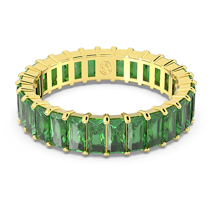 Deze Matrix-ring is vervaardigd met een strakke cirkel van kristallen en vormt een betoverende aanvulling op uw sieradendoos. Diepgroene stenen met een princess baguette-slijpvorm zijn gezet op een band met goudkleurige toplaag aan de hand van een proces waarin wetenschap en magie samenkomen. Dit stralende accessoire kan eenvoudig gecombineerd worden voor verschillende gelegenheden.