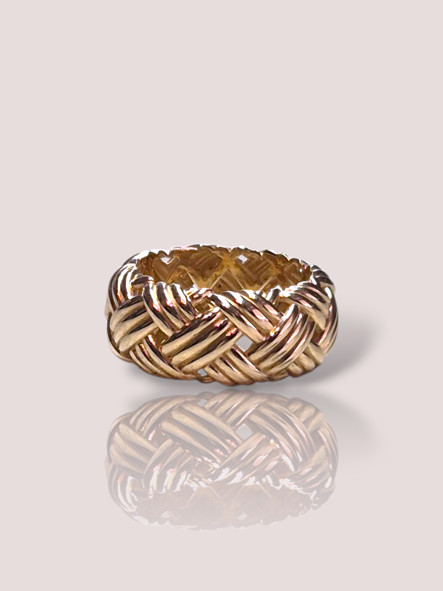 De House of Bruens gouden matteklopper ring is een elegante ring gemaakt van 14-karaats goud. Met een ringmaat van 54 en een breedte van 10 mm, weegt deze ring 4 gram. Het matte oppervlak en de gele kleur maken het een opvallende keuze. Draag deze luxueuze ring als statement sieraad voor elke gelegenheid of als prachtige signature ring voor elke dag.

