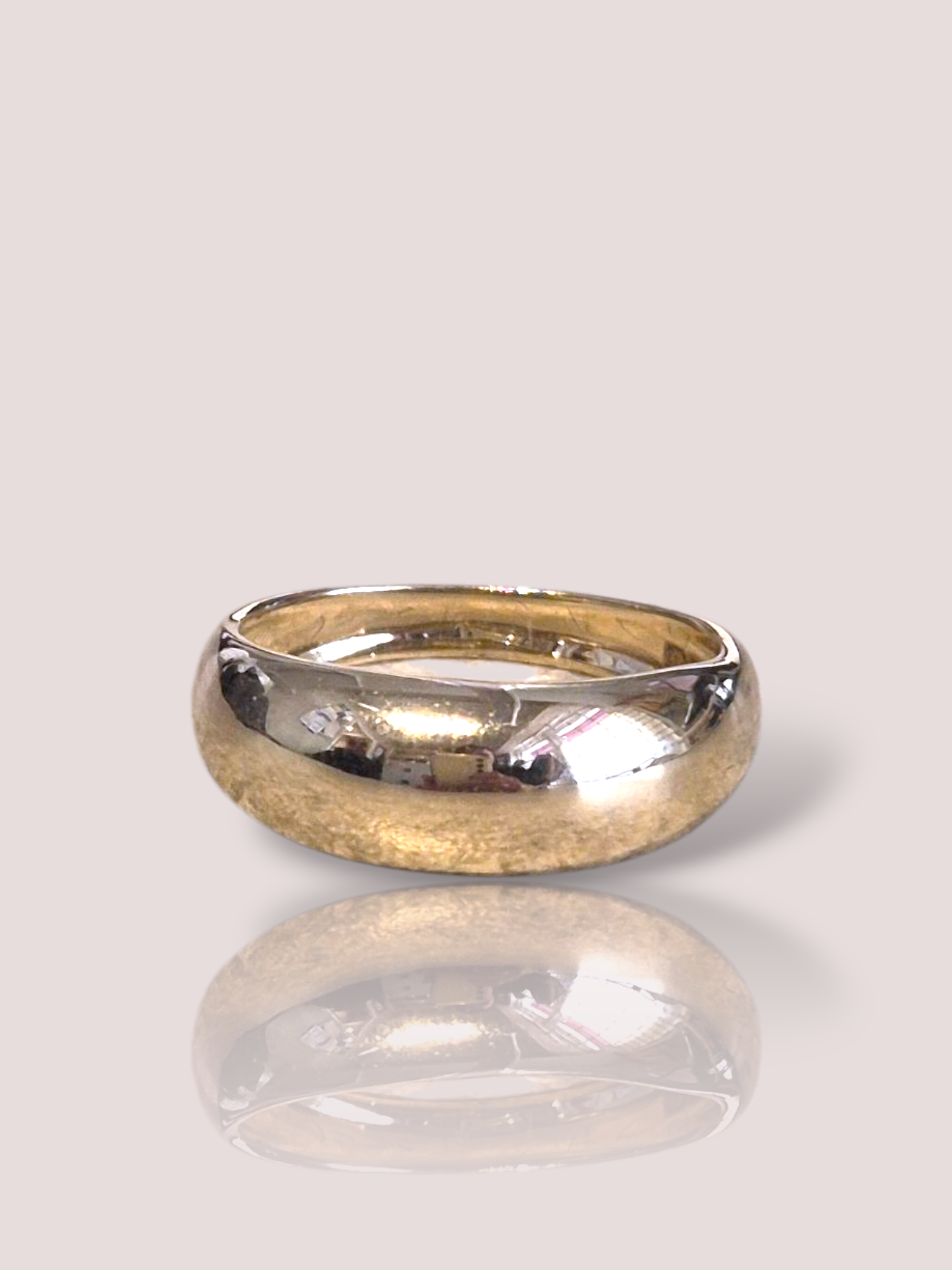 Deze prachtige ring,  van House of Bruens is van 14k geelgoud en weegt 4 gram. Met een ringmaat van 57 en een breedte van 7,5 mm is het een perfecte aanvulling op elke sieradencollectie. Draag het solo voor een elegante uitstraling of combineer het met andere ringen voor een trendy effect.
