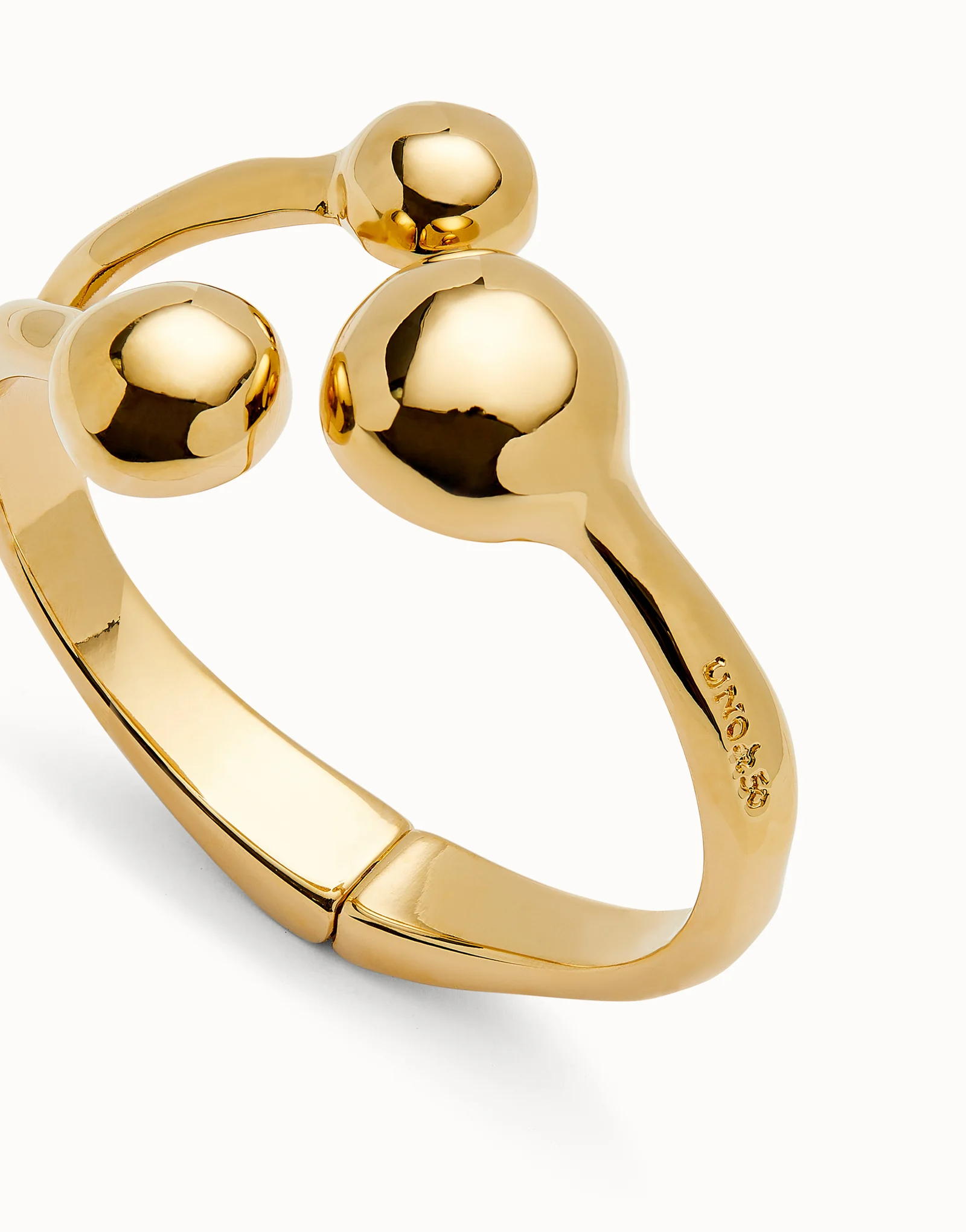 De PUL2546ORO0000M armband, gekenmerkt door zijn verfijnde design, voegt een vleugje elegantie toe aan elke outfit. Perfect te combineren met zowel casual als formele kleding. Draag het solo voor een subtiele uitstraling of samen met andere sieraden voor een gelaagd effect. Een veelzijdige toevoeging aan je sieradencollectie!