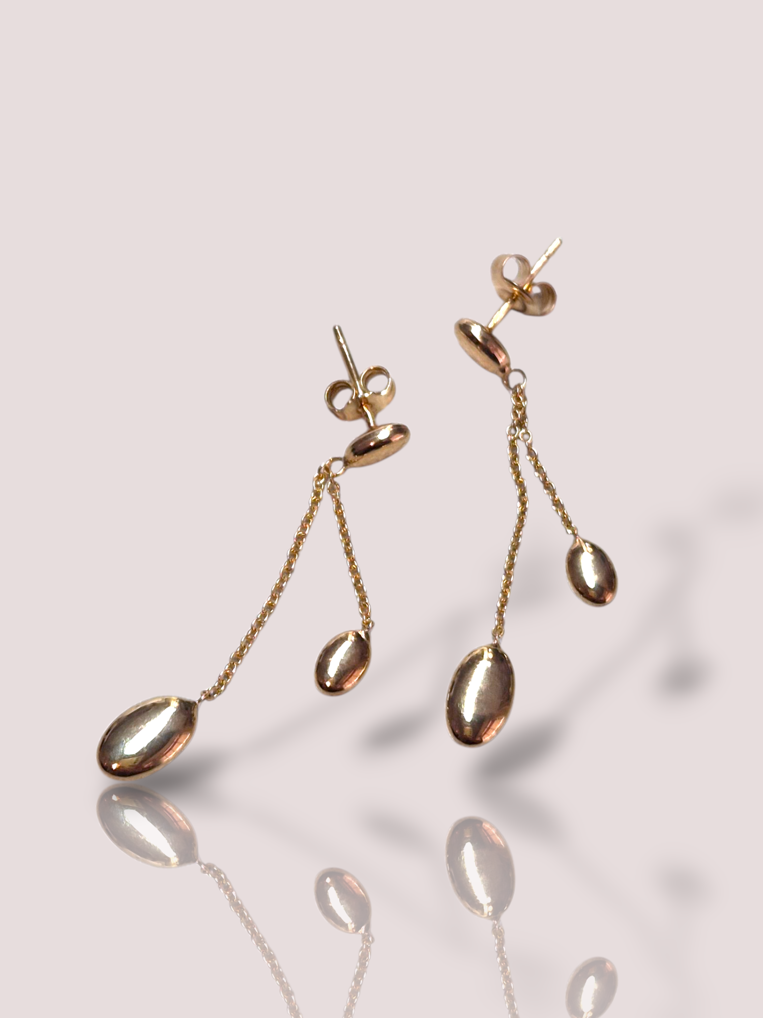 De Gouden Fantasie Oorbellen van House of Bruens zijn verfijnde 14-karaats gouden oorbellen in een unieke fantasievorm. Met een gewicht van 2 gram zijn ze perfect voor dagelijks gebruik. Deze geelgekleurde, nieuwe hanger-oorbellen voegen een vleugje elegantie toe aan elke outfit, ideaal voor zowel casual als formele gelegenheden. Draag ze met opgeheven hoofd voor maximale impact.