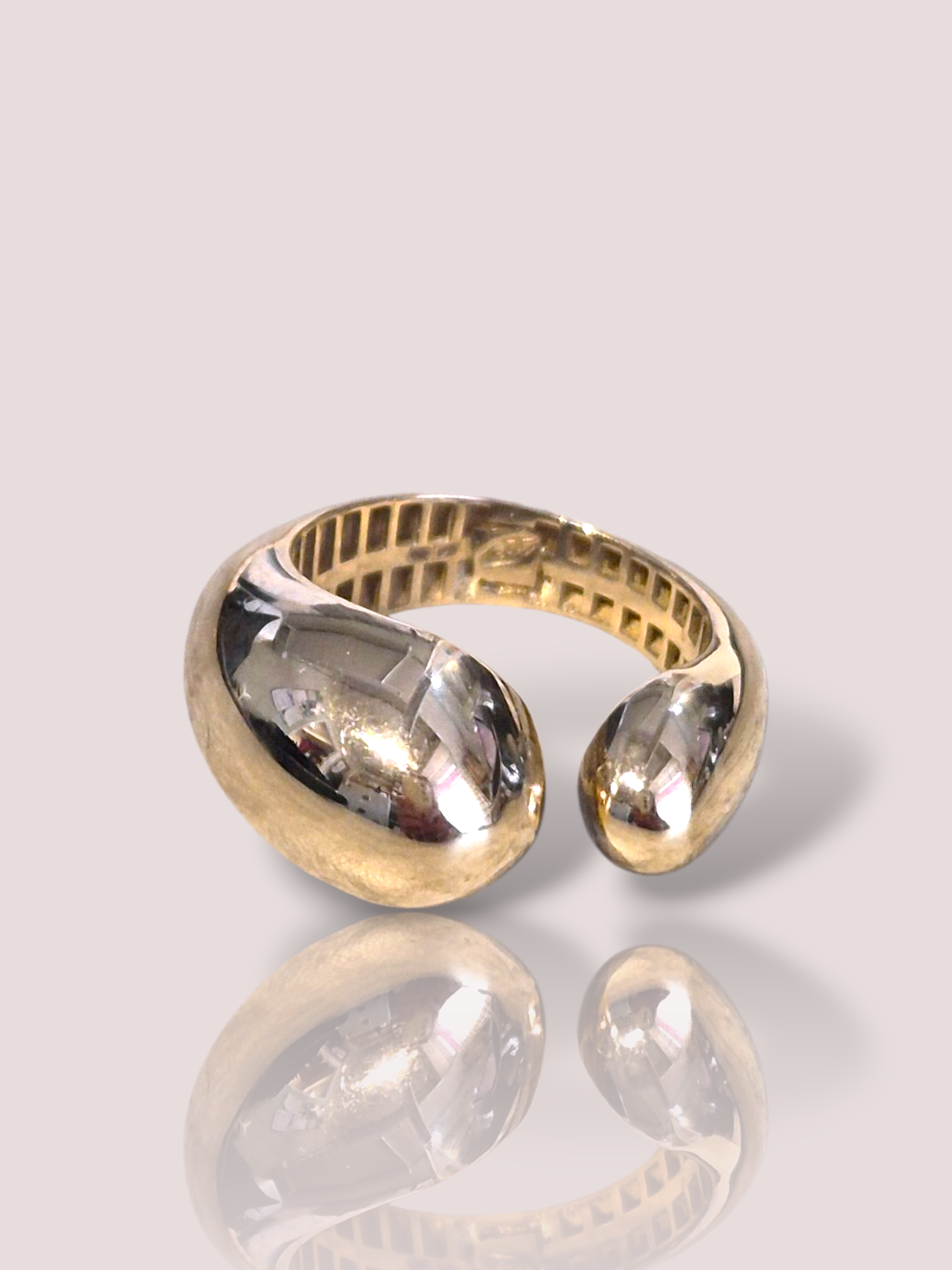 De House of Bruens 14k geel gouden ringkenmerkt zich door zijn organisch design en is vervaardigd uit 14 karaat goud. Deze elegante geelgouden ring in maat 52 weegt 4 gram. Draag deze verfijnde ring als een opvallend statement bij zowel alledaagse als formele gelegenheden voor een elegante uitstraling.