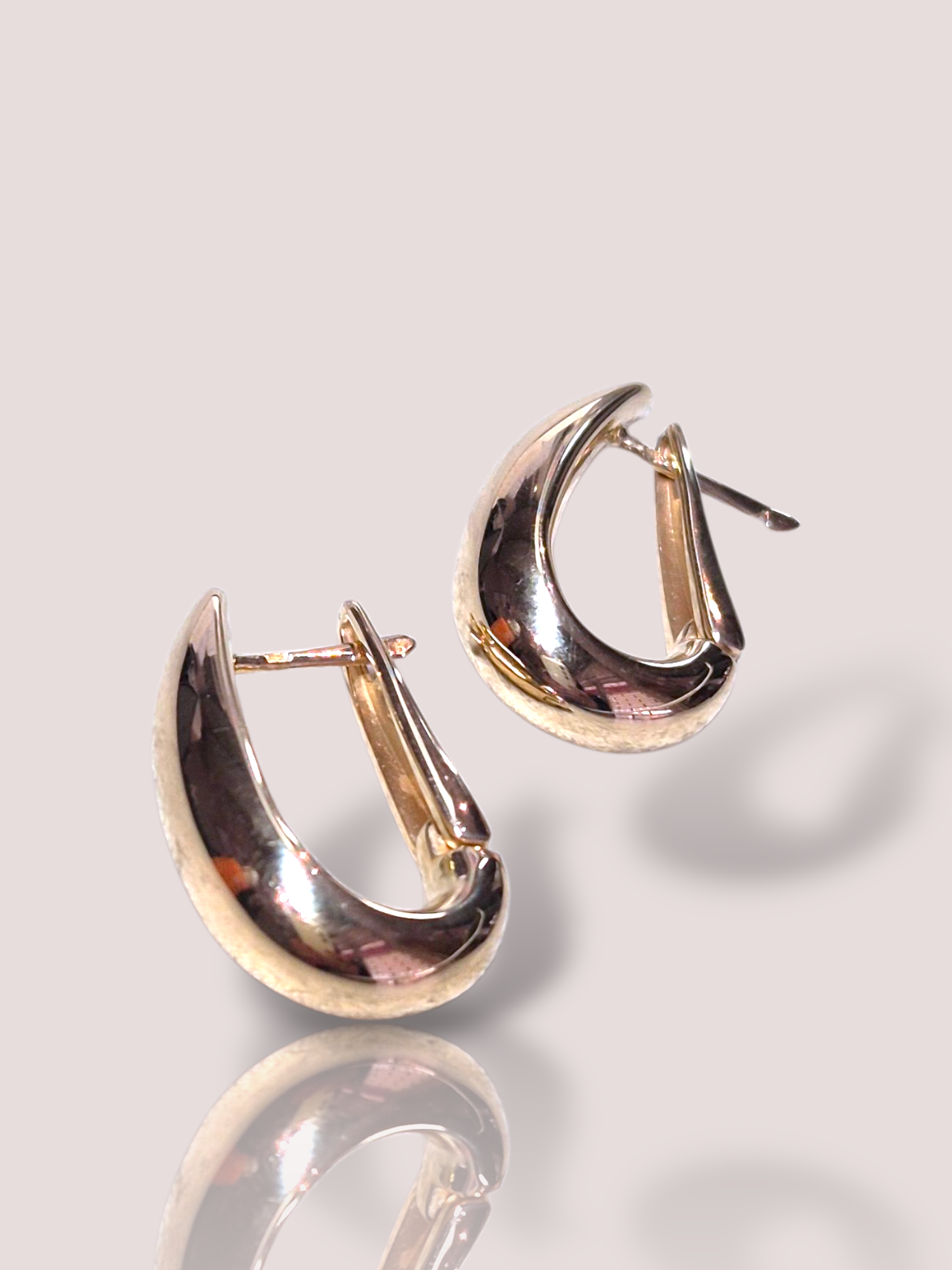 Dit product, bevat prachtige ovaalvormige geelgouden oorknoppen van 14 karaat goud met een gewicht van 4 gram en een breedte van 7 mm. Perfect voor een verfijnde en stijlvolle look. Draag ze dagelijks of bij speciale gelegenheden voor een elegante uitstraling. Nieuw in collectie, stralen in elke situatie.