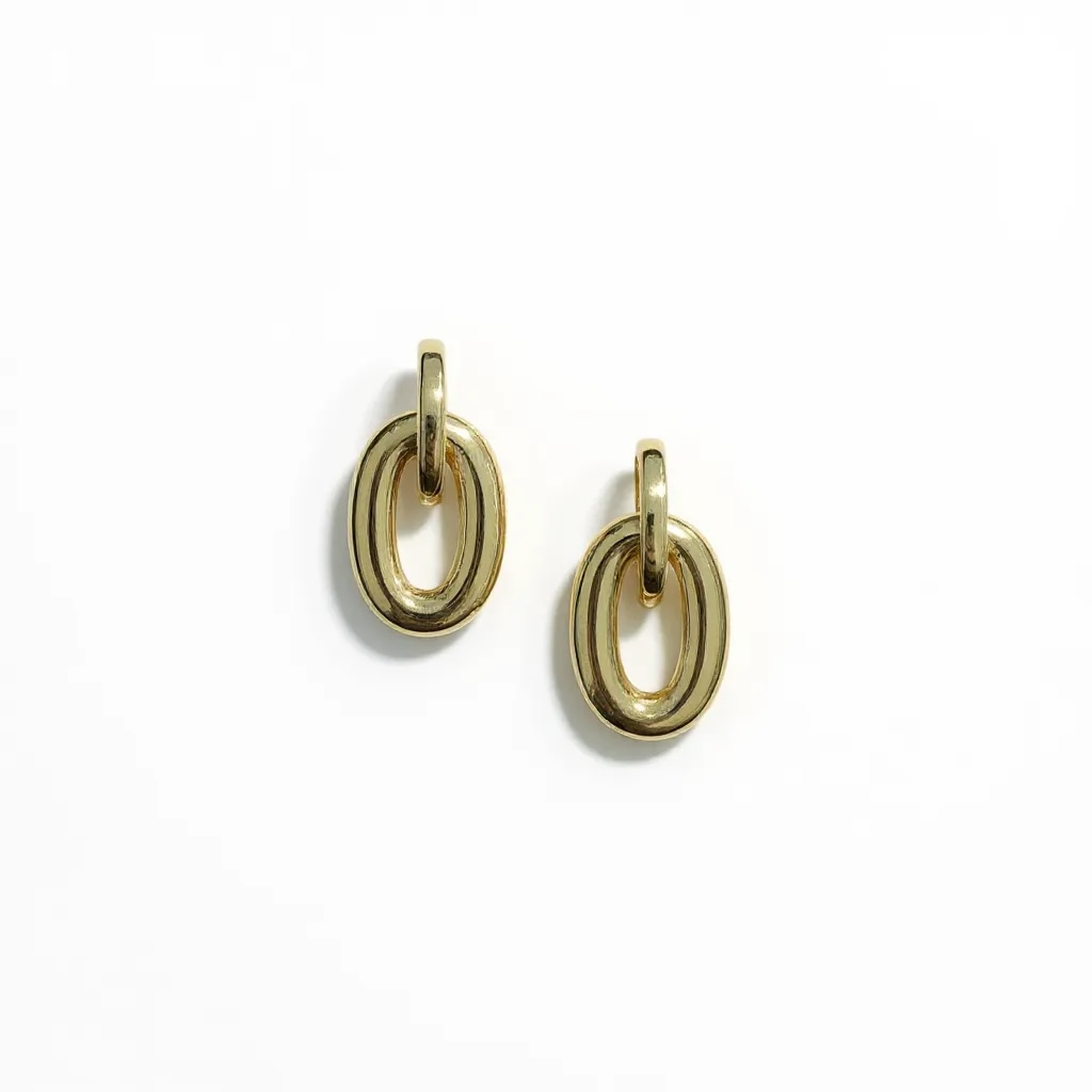 Productnummer IG24675YG is een prachtige set uit onze sieradencollectie, bestaande uit hanger en oorbellen. Deze set voegt een verfijnde touch toe aan elke outfit. Perfect voor formele gelegenheden of een avondje uit. Draag het met een elegante jurk of een stijlvolle blouse voor de beste uitstraling. Voeg vandaag nog wat glamour aan je look toe!