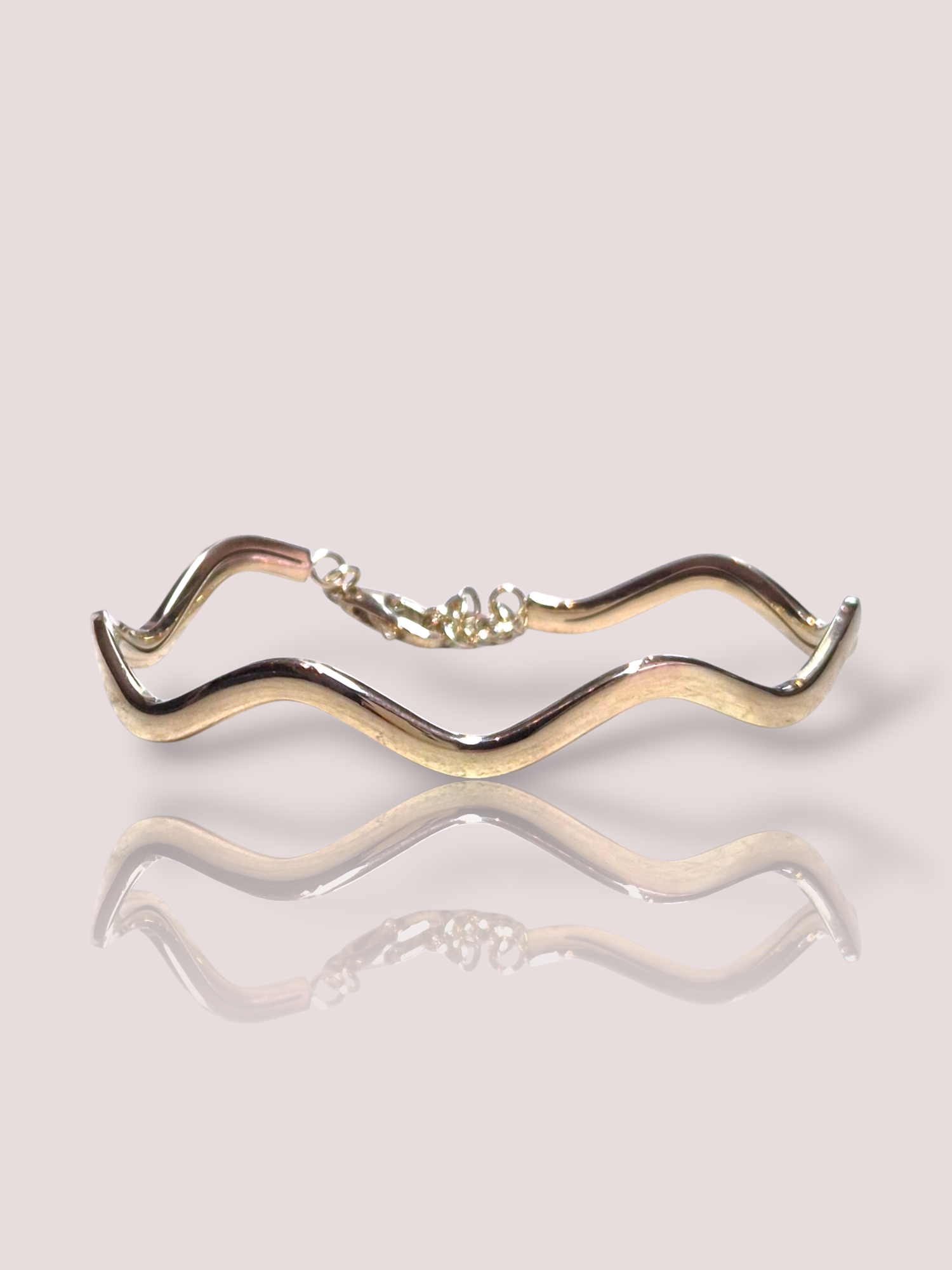 De 14k geelgouden armband van House of Bruens schittert met een fantasievorm en weegt 7 gram. Deze nieuwe, geelgouden armband van 14 karaat is perfect voor elke gelegenheid. Draag het solo voor een subtiele elegantie of combineer met andere gouden sieraden voor een opvallende look. Voeg luxe toe aan je collectie met deze tijdloze armband.

De armband is 4 mm breed.