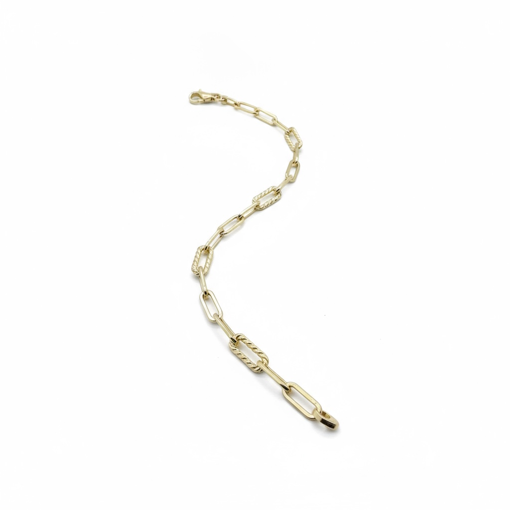 De ‘’Close for ever‘’ armband is een elegante en stevige armband, ideaal voor dagelijks gebruik of speciale gelegenheden. Deze armband behoort tot de categorie Massief en is specifiek een 'Armband'. Draag hem om je pols als een statement stuk of combineer met andere sieraden voor een gelaagde look. Perfecte aanvulling op elke outfit.