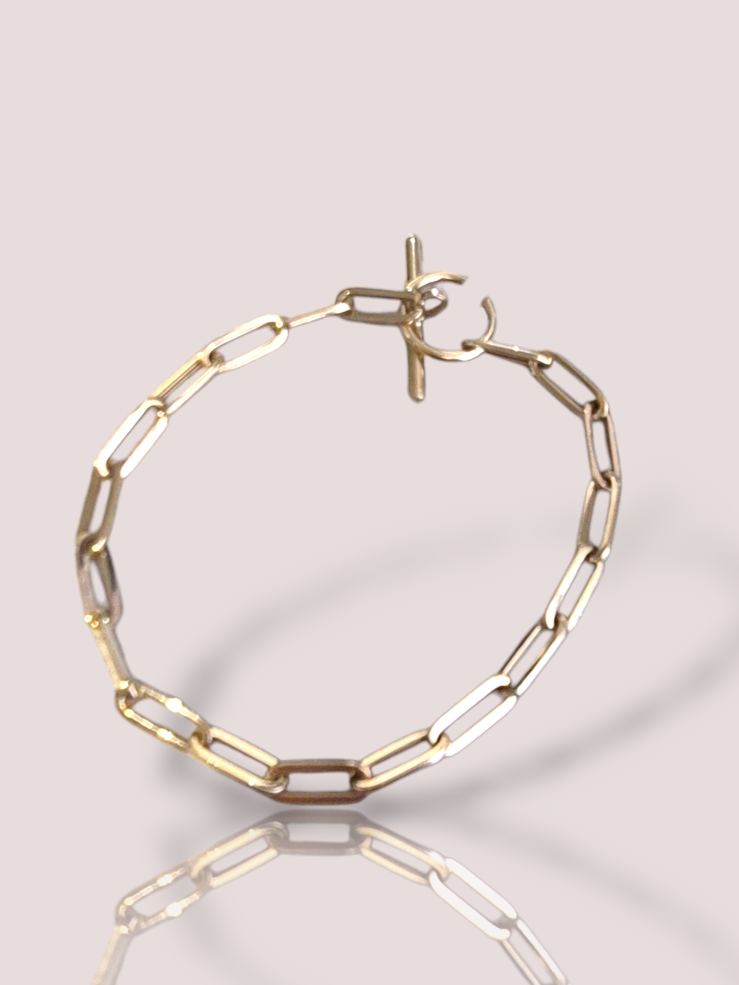 De 14k geelgouden House of Bruens schakelarmband, is een verfijnd accessoire van uitzonderlijke kwaliteit. Deze gouden armband voegt een vleugje elegantie toe aan elke outfit. Draag hem solo voor een subtiele look of combineer met andere gouden sieraden voor een gelaagde stijl die de pols chic en trendy accentueert.

De armband is 18 cm lang en weegt 3,1 gram.