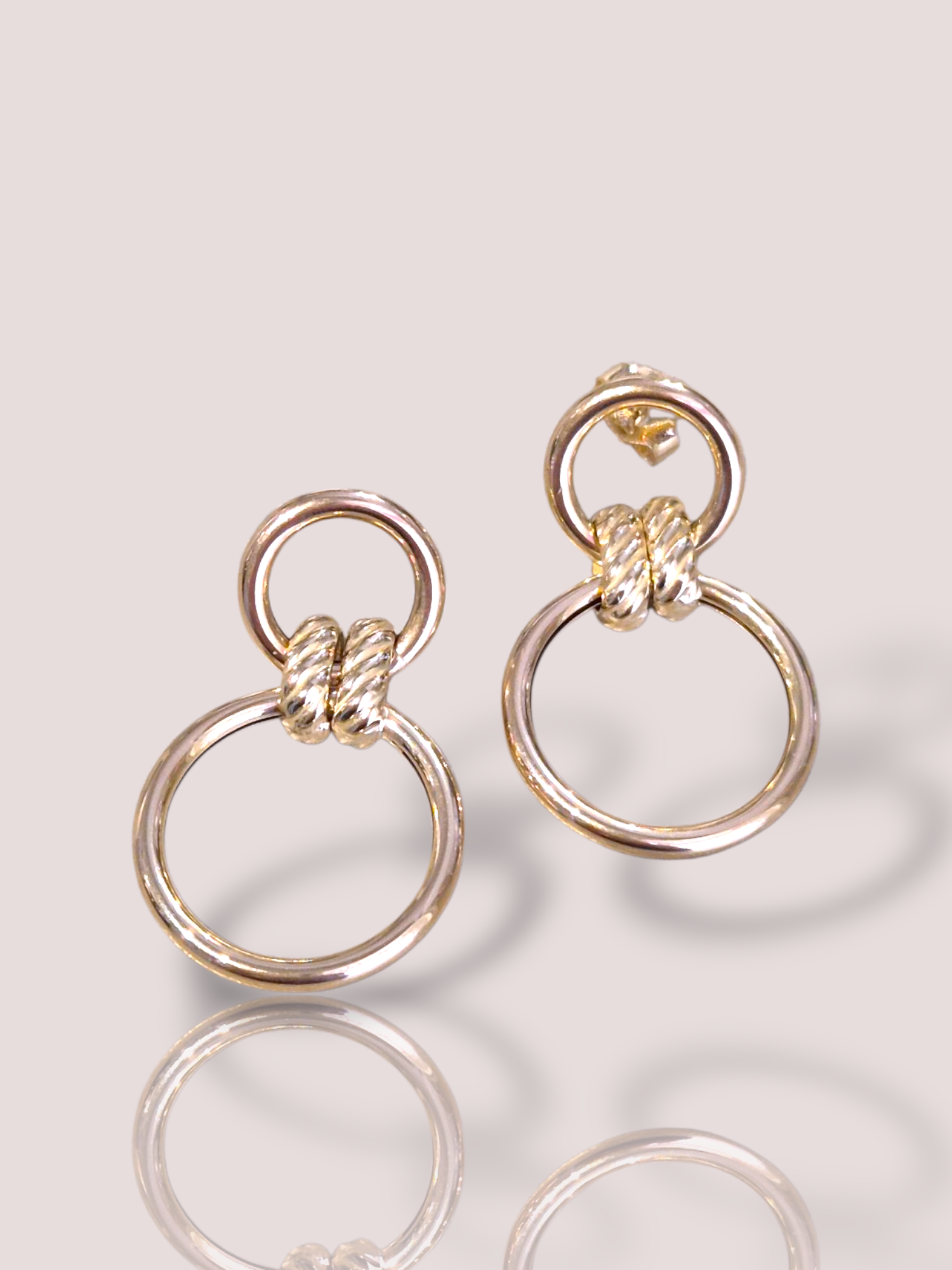 Deze gouden oorstekers 14k goud rond zijn prachtige fantasie-vormige stud oorbellen gemaakt van 14-karaats geelgoud. Met een gewicht van 3 gram zijn ze elegant en subtiel. Perfect om dagelijks te dragen of bij speciale gelegenheden. Combineer ze met andere gouden sieraden voor een chique uitstraling. Voeg deze tijdloze accessoire toe aan je collectie voor een vleugje luxe.