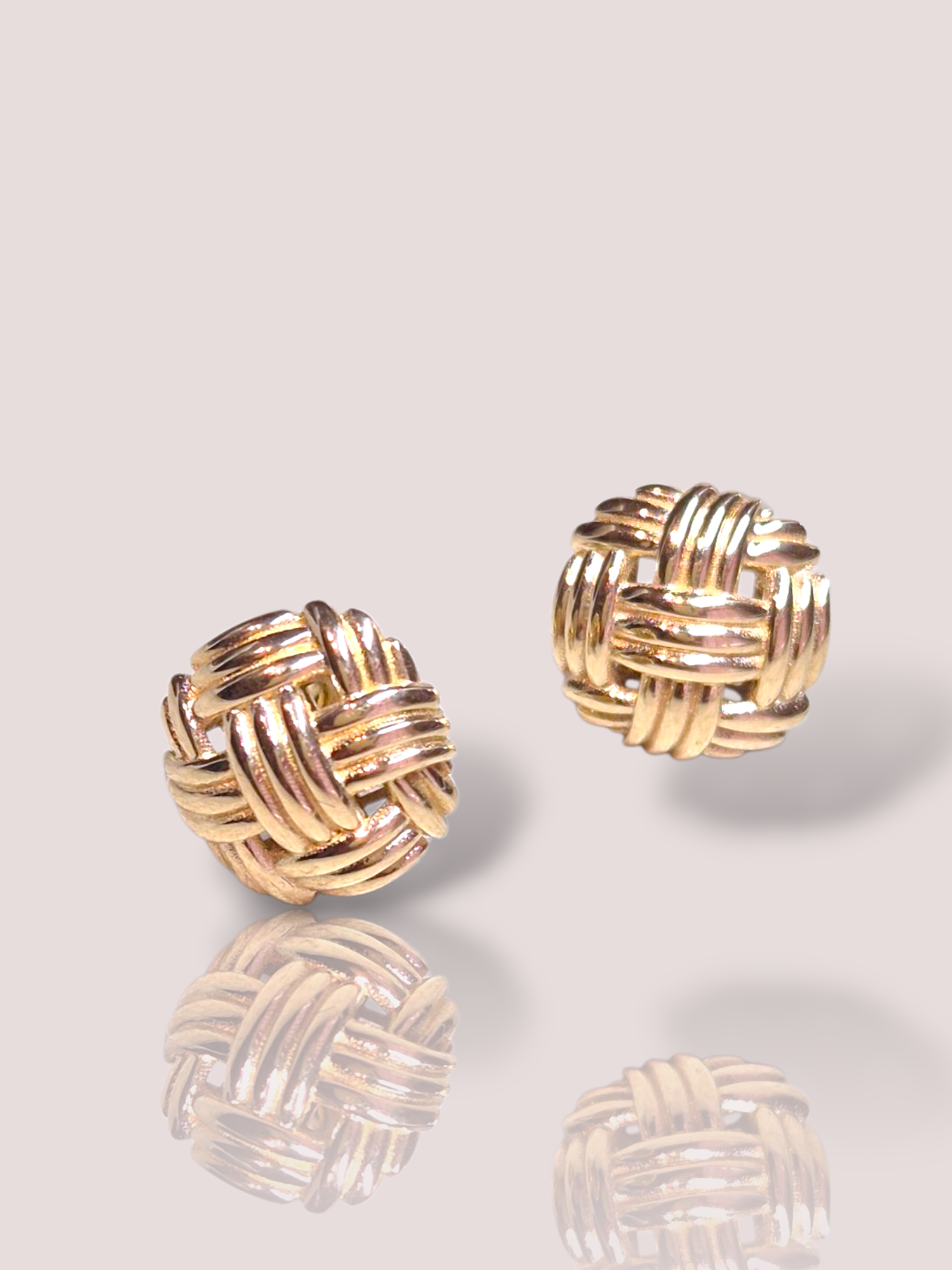 Deze House of Bruens geel gouden Mattekloppers oorstekers, zijn stijlvolle en lichte oorbellen met een gewicht van slechts 3 gram. Perfect voor dagelijks gebruik of een avondje uit, deze oorstekers voegen een subtiele elegantie toe aan elke outfit. Combineer ze met een casual blouse of een chique jurk voor een moeiteloze, modieuze look.

De oorbellen zijn vervaardigd uit 14k geel goud.