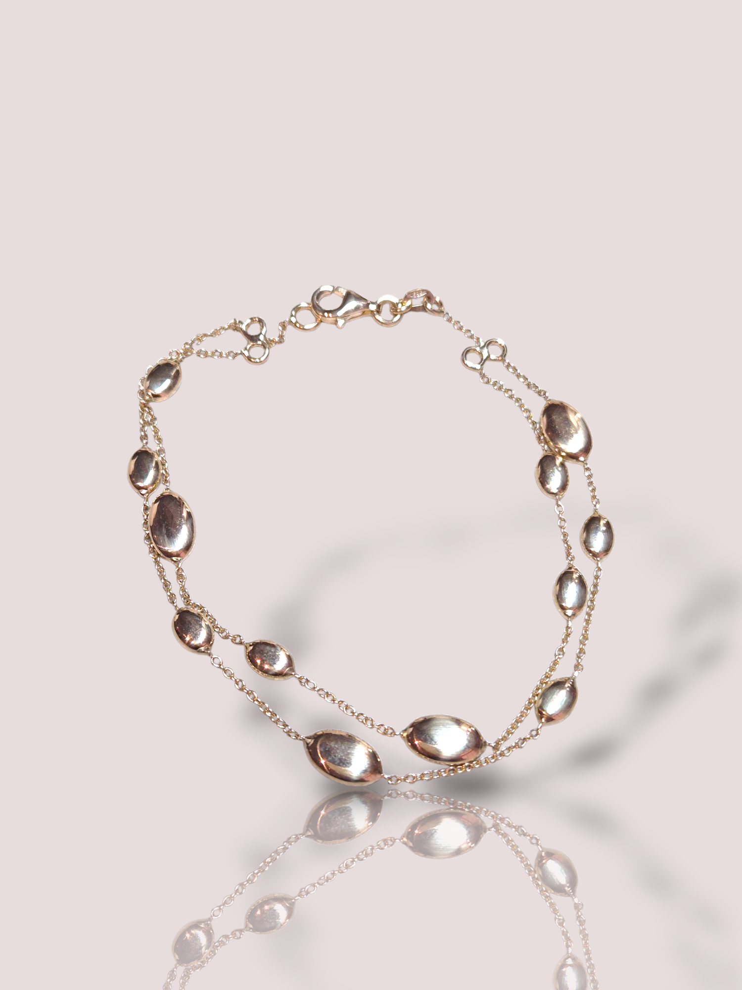 Deze 14k geel gouden fantasie armband van House of Bruens, is een schitterend sieraad dat elegantie toevoegt aan elke outfit. Het is een geelgouden armband, ideaal voor zowel dagelijks gebruik als speciale gelegenheden. Draag deze armband alleen of combineer met andere gouden sieraden voor een stijlvolle, verfijnde look.
