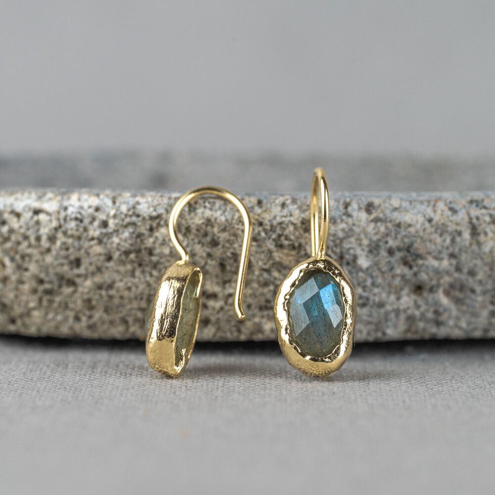 Zilveren oorbel ovaal verguld met laboriet.