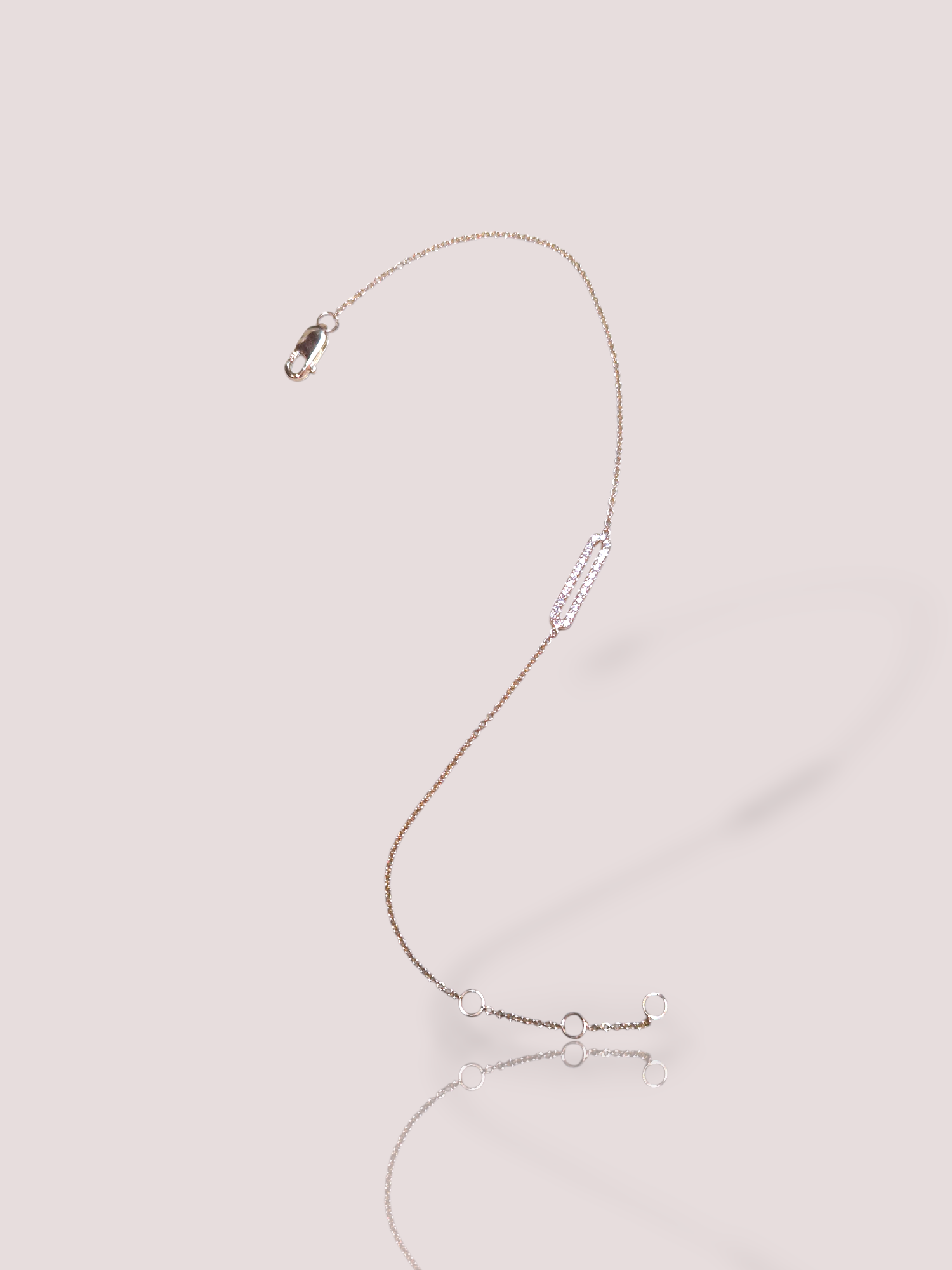 Deze 14k geel gouden armband met diamant is een prachtige toevoeging aan je sieradencollectie. Gemaakt van 14-karaats geelgoud, met briljantgeslepen diamanten van SI1 zuiverheid en H-kleur. Draag deze armband solo voor een verfijnde look of combineer met andere sieraden voor een trendy, gelaagde stijl. Perfect voor elke gelegenheid.