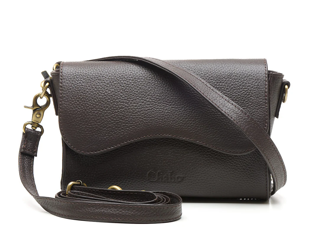 De Britt Bag is een elegante en functionele leren tas die met de jaren alleen maar mooier wordt. Gemaakt van 100% volnerf rundleer, plantaardig gelooid en met de hand afgewerkt – zonder coating of kunstmatige afwerking. Het leer leeft met je mee en ontwikkelt een prachtige natuurlijke glans en patina.

Een tas voor wie kiest voor kwaliteit, stijl en duurzaamheid.

Waarom jij valt voor de Britt Bag
✔ Luxe, puur leer
Gemaakt van volnerf rundleer, het sterkste en meest natuurlijke type leer. Geen imitatie, geen coating – alleen karaktervol leer dat steeds mooier wordt in gebruik.

✔ Veilig en praktisch ingedeeld
De tas sluit dubbel af:

Elegante overslagflap met magneet

Stevige YKK-ritssluiting onder de flap

Binnenin vind je:

Een ruim hoofdvak

Ritsvak voor waardevolle spullen

Twee open vakken voor telefoon, sleutels of andere essentials

Alles georganiseerd, alles beschermd.

✔ Twee draagopties, jouw stijl
De Britt Bag wordt geleverd met:

Een brede, korte leren schouderband

Een lange, verstelbare band (tot 135 cm) voor crossbody gebruik

Zo draag je de tas precies zoals jij prettig vindt – klassiek of handsfree.

Chocolate – rijk & elegant

Elke kleur benadrukt het natuurlijke karakter van het leer en past bij werk, reizen of een avond uit.

Details
Materiaal: 100% volnerf rundleer (plantaardig gelooid)

Voering: Duurzame katoenmengsel

Sluiting: Magneetflap + YKK-ritssluiting

Afmetingen: 28 × 21 × 10 cm

Gewicht: ca. 700 g

Inclusief: Korte leren schouderband + lange verstelbare band (tot 135 cm)