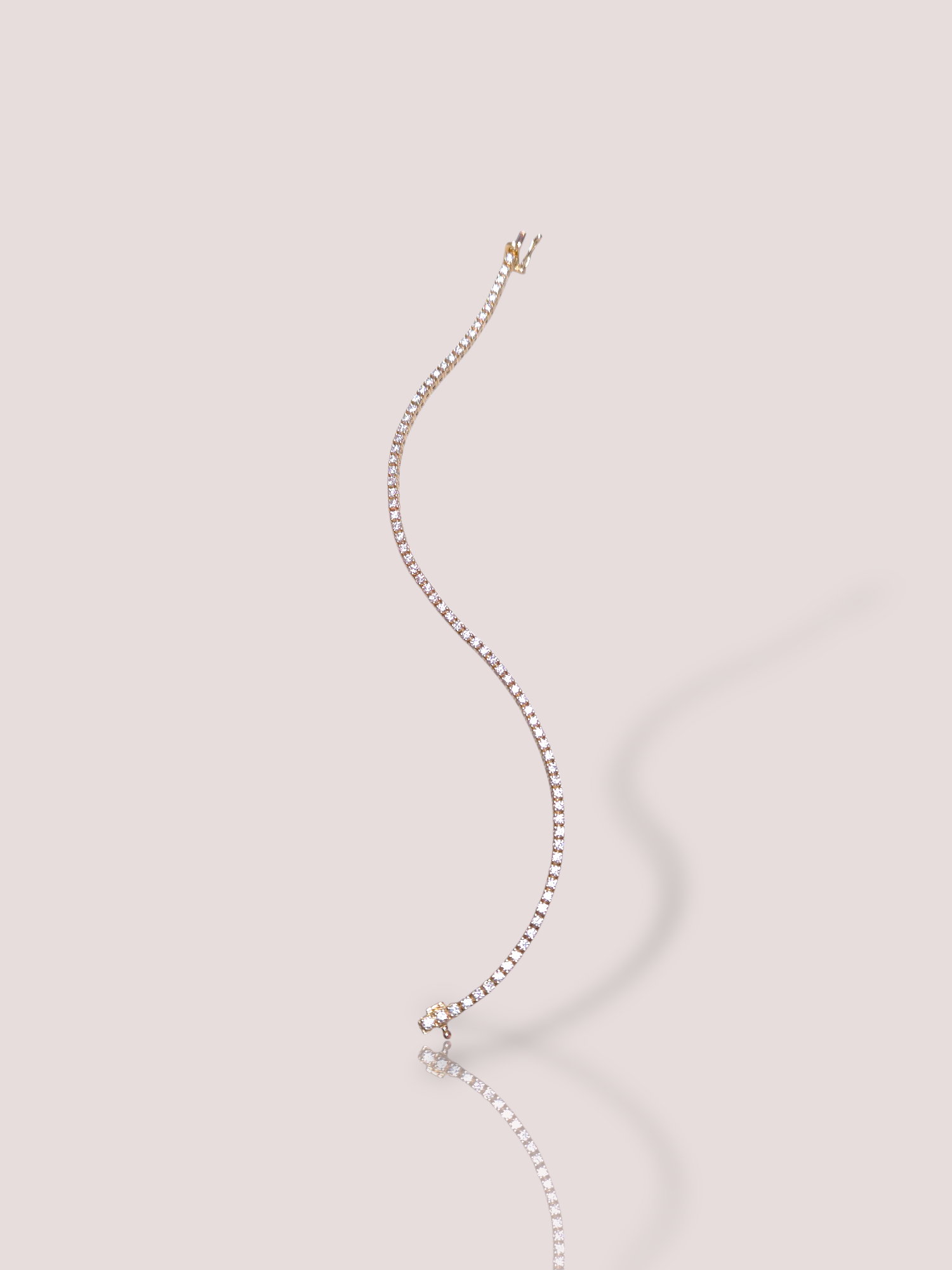 Deze House of Bruens 14 karaat geel gouden tennisarmband, heeft een elegant ontwerp met diamanten van in totaal 2 karaat. Deze armband, behorend tot de categorie "Sieraad" en het type "Armband", is ideaal om elke pols te verfraaien. Het beste te dragen als verfijnd accent bij zowel casual als formele gelegenheden. De armband bevat diamant in H en G kleur met SI, van in totaal 17,5 cm lang.