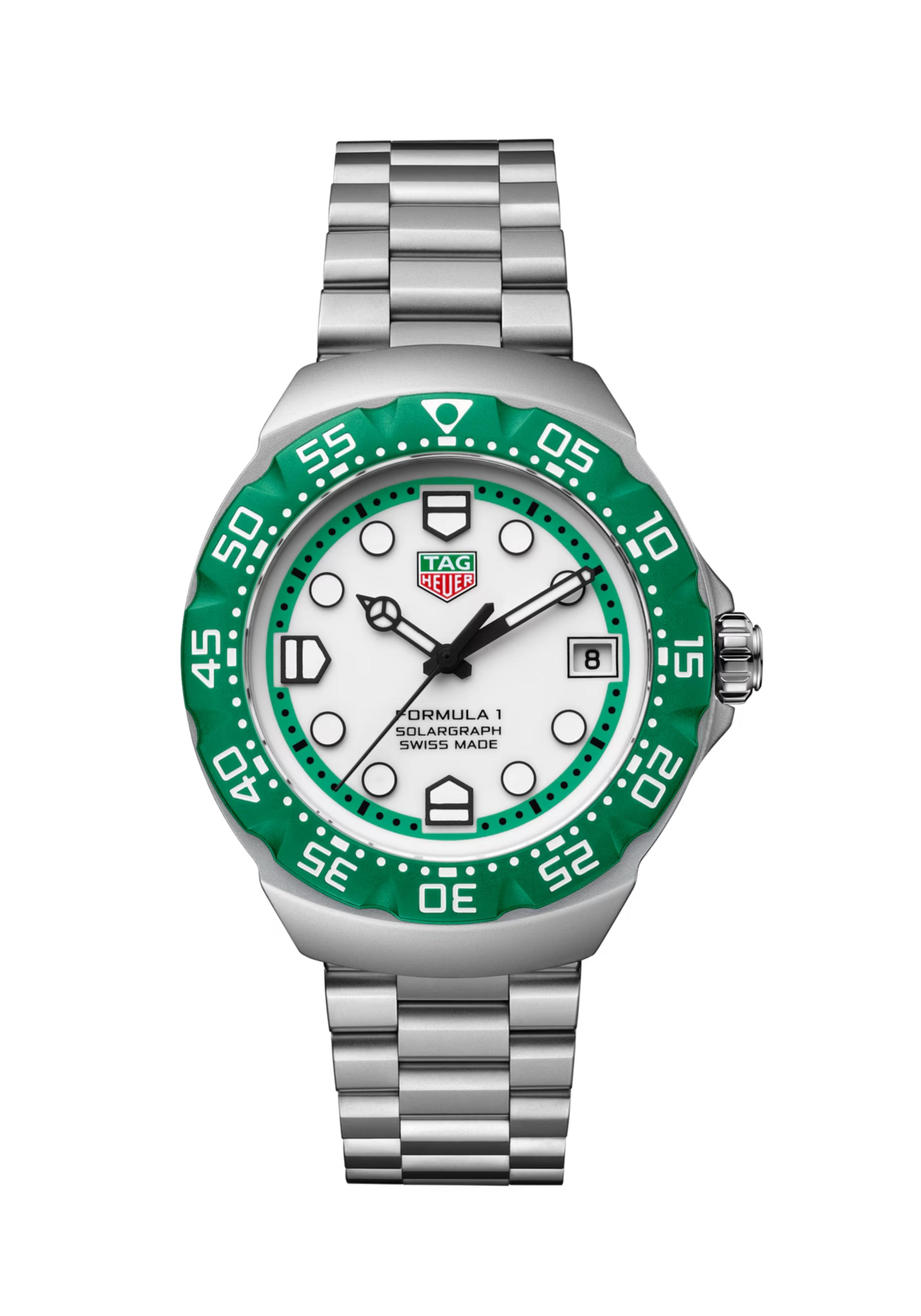 Dit Limited Edition TAG Heuer horloge behoort tot de Formula 1 collectie.
Referentienummer: WBY1113.BA0042

Geïnspireerd door het originele Series 1 horloge, versterkt de TAG Heuer Formula 1 Solargraph in 38 mm de energieke esthetiek met een levendige groene bezel en een strak design. Dit op zonne-energie werkende horloge combineert een speelse stijl met functionaliteit en is gemaakt voor trendsetters die waarde hechten aan zowel stijl als innovatie.

Een blauwe opaline wijzerplaat contrasteert perfect met de witte rand en creëert een gedurfde maar strakke look. Rhodium-plated wijzers en indexen, geaccentueerd door Super-LumiNova®, zorgen voor perfecte afleesbaarheid in alle lichtomstandigheden, terwijl de TH-Polylight lunette een moderne materiaalinnovatie introduceert.
De ergonomisch ontworpen 38 mm grote kast van gezandstraald staal past comfortabel om polsen van alle maten dankzij de stalen band met vouwsluiting en dubbele veiligheidsdrukknoppen.
Aangedreven door het Calibre TH50-00 Solargraph-uurwerk, levert het horloge langdurige prestaties. Een minuut blootstelling aan licht zorgt ervoor dat het horloge een hele dag meegaat, wat zorgt voor constante precisie zonder dat de batterij vervangen hoeft te worden.

Uw TAG Heuer horloge is 24 maanden na aankoop beschermd onder fabricage garantie. De duur van de garantieperiode van 2 jaar kan worden verlengd naar 5 jaar. Om dit te doen, nodigen wij u uit om een account aan te maken of in te loggen op uw MyTAGHeuer online account en vervolgens uw horloge te registreren. U ontvangt dan een gratis garantieverlenging van 3 jaar.
