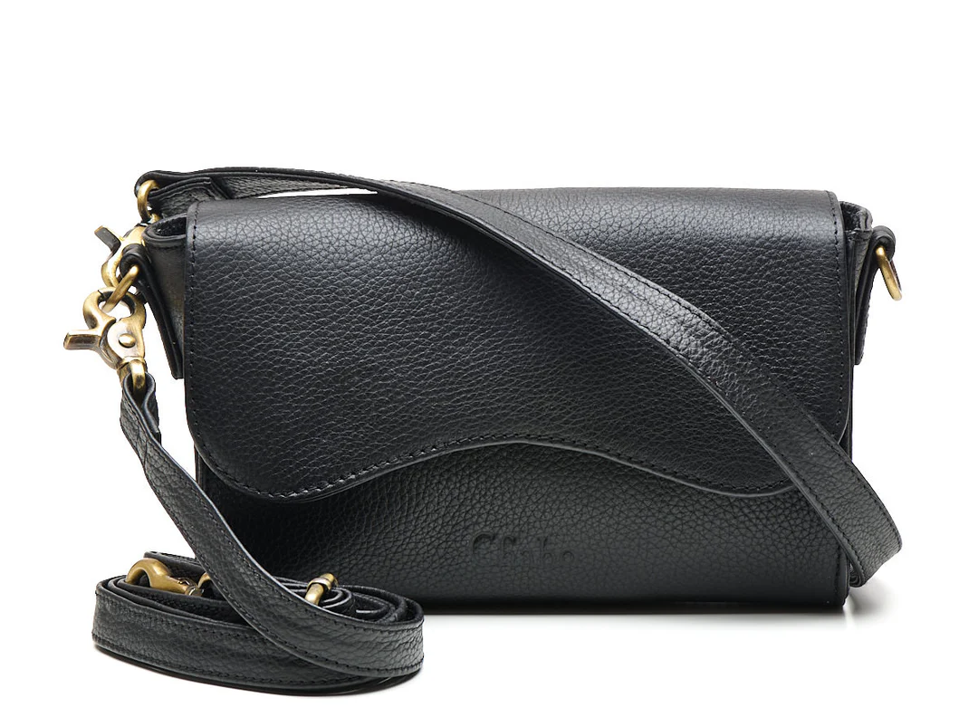 De Britt Bag is een elegante en functionele leren tas die met de jaren alleen maar mooier wordt. Gemaakt van 100% volnerf rundleer, plantaardig gelooid en met de hand afgewerkt – zonder coating of kunstmatige afwerking. Het leer leeft met je mee en ontwikkelt een prachtige natuurlijke glans en patina.

Een tas voor wie kiest voor kwaliteit, stijl en duurzaamheid.

Waarom jij valt voor de Britt Bag
✔ Luxe, puur leer
Gemaakt van volnerf rundleer, het sterkste en meest natuurlijke type leer. Geen imitatie, geen coating – alleen karaktervol leer dat steeds mooier wordt in gebruik.

✔ Veilig en praktisch ingedeeld
De tas sluit dubbel af:

Elegante overslagflap met magneet

Stevige YKK-ritssluiting onder de flap

Binnenin vind je:

Een ruim hoofdvak

Ritsvak voor waardevolle spullen

Twee open vakken voor telefoon, sleutels of andere essentials

Alles georganiseerd, alles beschermd.

✔ Twee draagopties, jouw stijl
De Britt Bag wordt geleverd met:

Een brede, korte leren schouderband

Een lange, verstelbare band (tot 135 cm) voor crossbody gebruik

Zo draag je de tas precies zoals jij prettig vindt – klassiek of handsfree.

Verkrijgbaar in drie tijdloze kleuren
Zwart – strak & minimalistisch

Caramel – warm & natuurlijk

Chocolate – rijk & elegant

Elke kleur benadrukt het natuurlijke karakter van het leer en past bij werk, reizen of een avond uit.

Details
Materiaal: 100% volnerf rundleer (plantaardig gelooid)

Voering: Duurzame katoenmengsel

Sluiting: Magneetflap + YKK-ritssluiting

Afmetingen: 28 × 21 × 10 cm

Gewicht: ca. 700 g

Inclusief: Korte leren schouderband + lange verstelbare band (tot 135 cm)